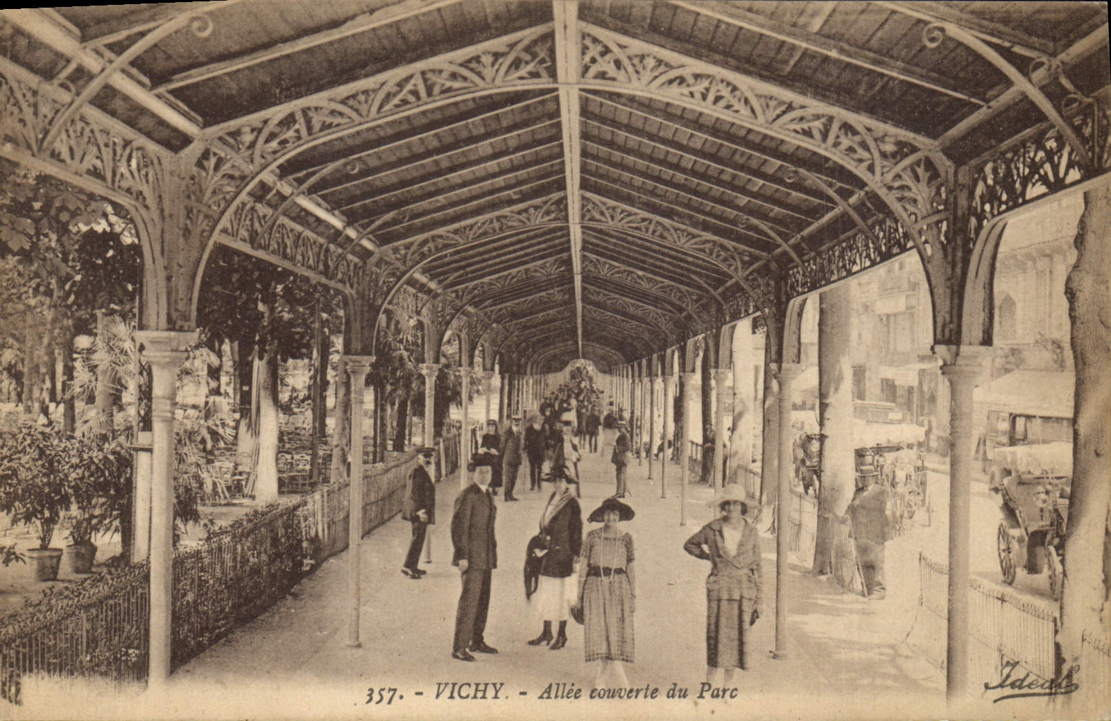 CPA Vichy Allee couverte du Parc 