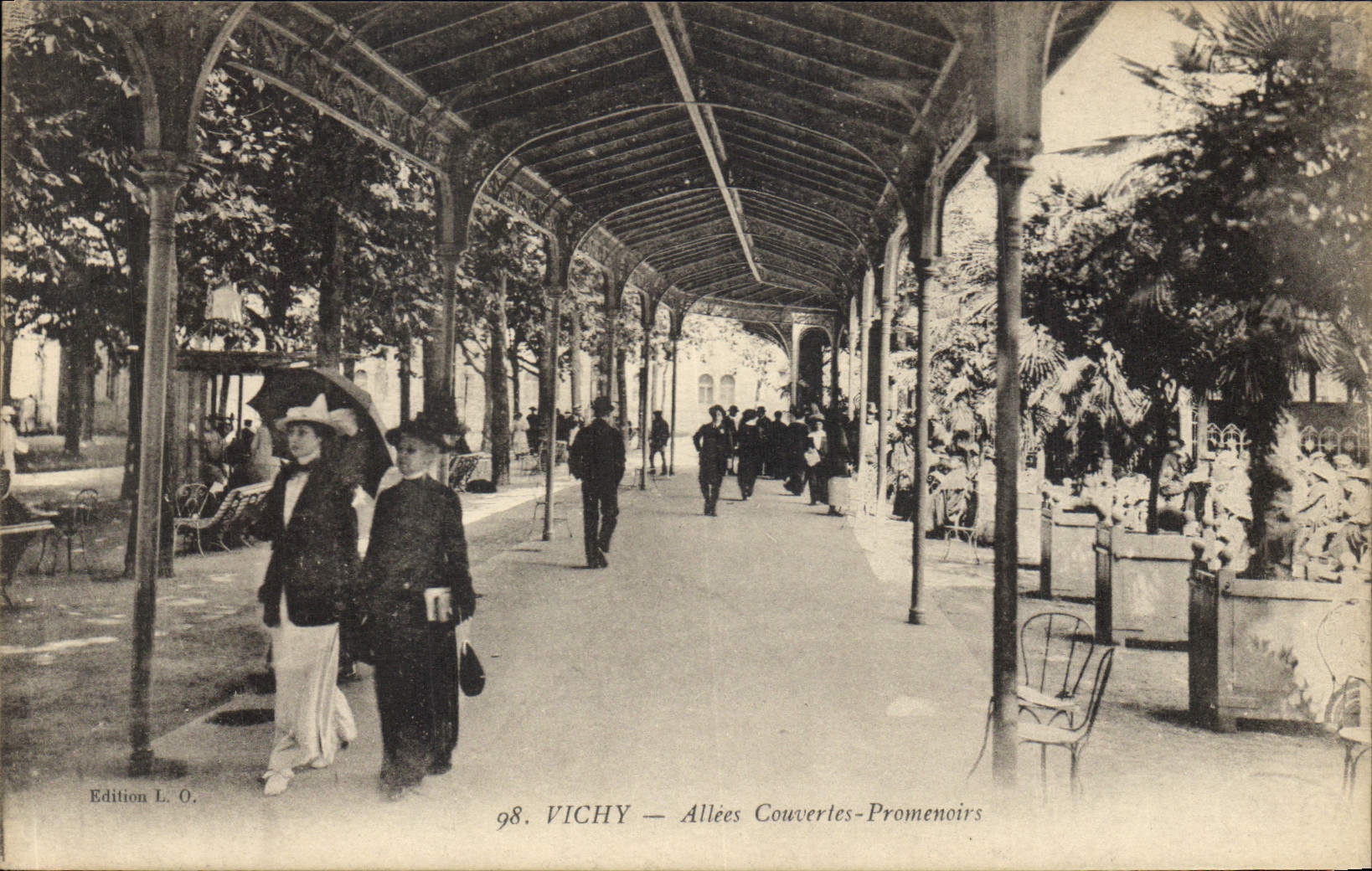CPA Vichy Allees Couvertes Promenoirs 