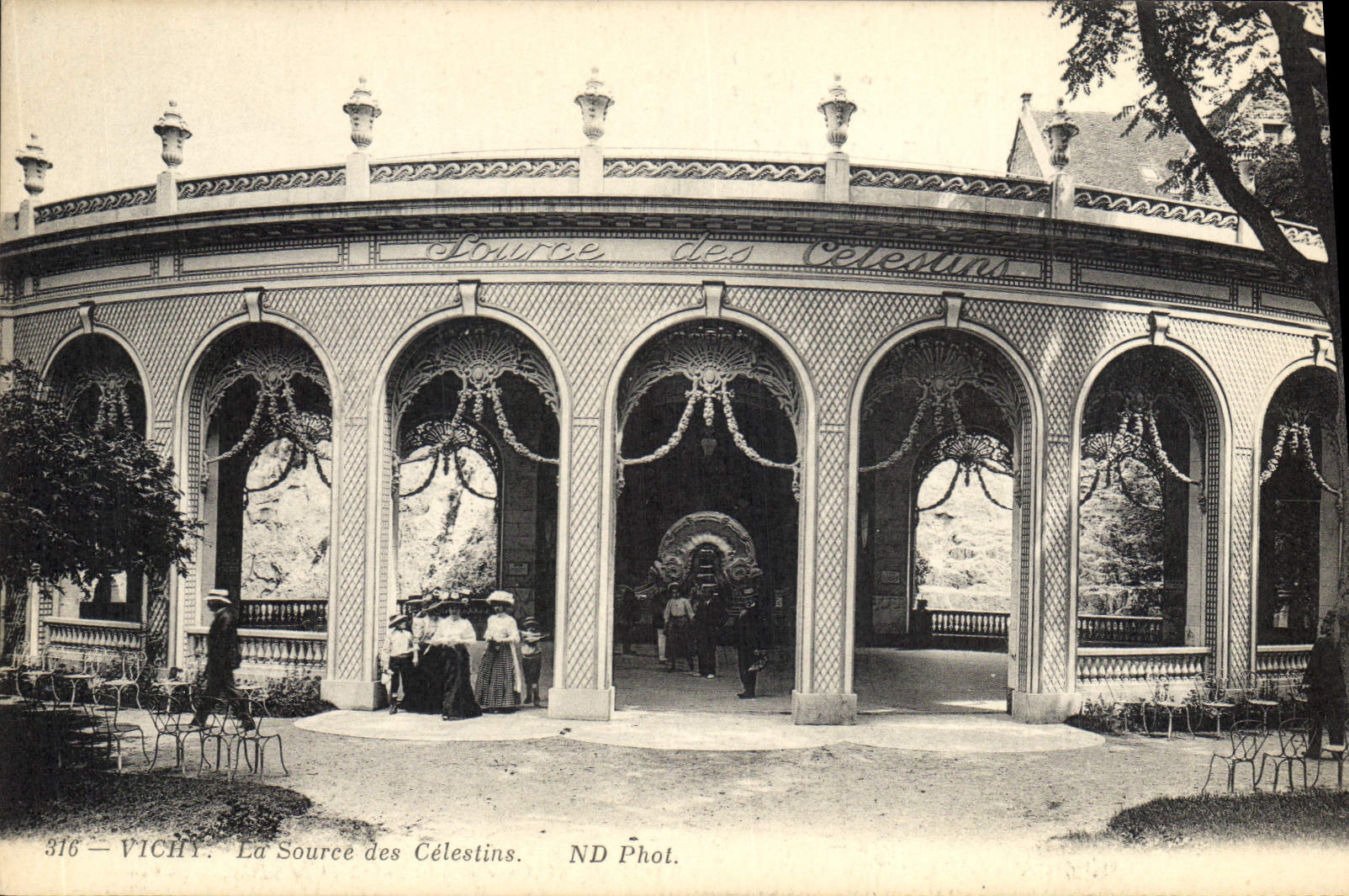 CPA Vichy La Source des Celestins 