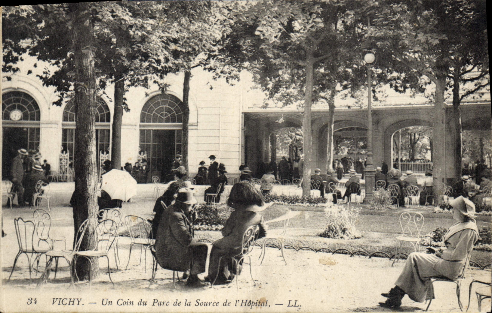 CPA Vichy Un coin du Parc de la Source de l'Hopital 