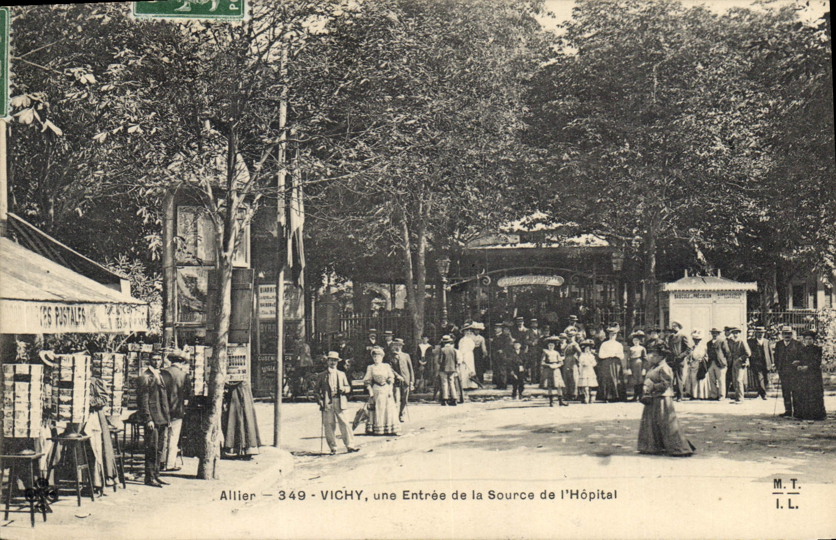 CPA Vichy une Entree de la Source de l'Hopital 