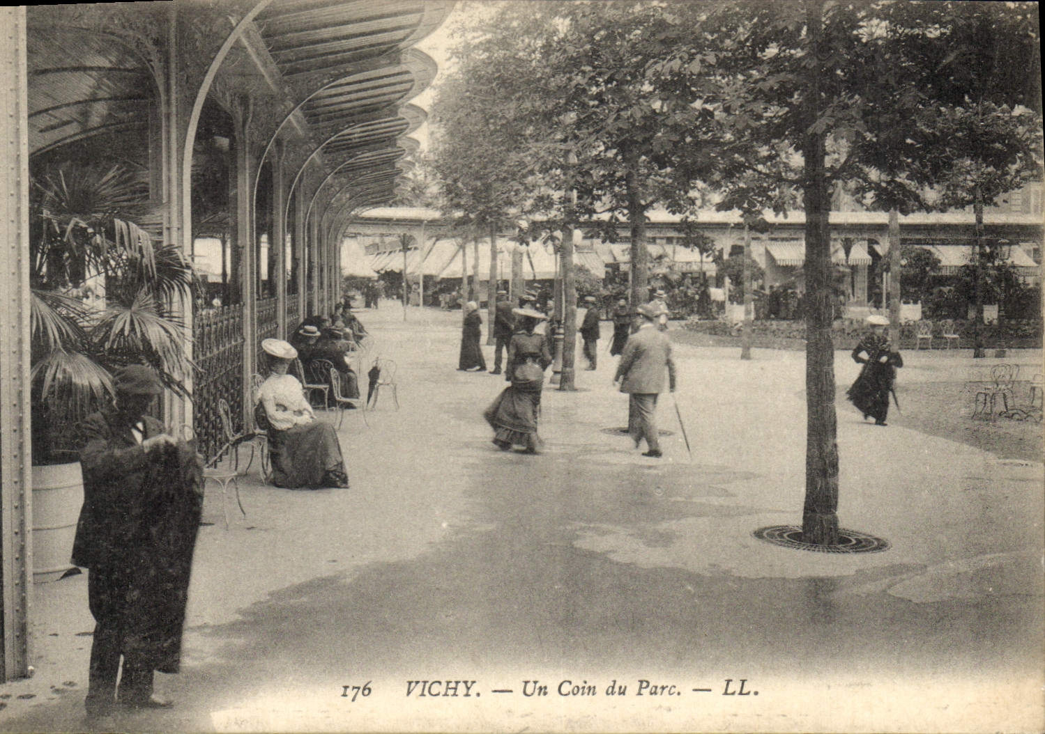CPA Vichy Un coin du Parc 