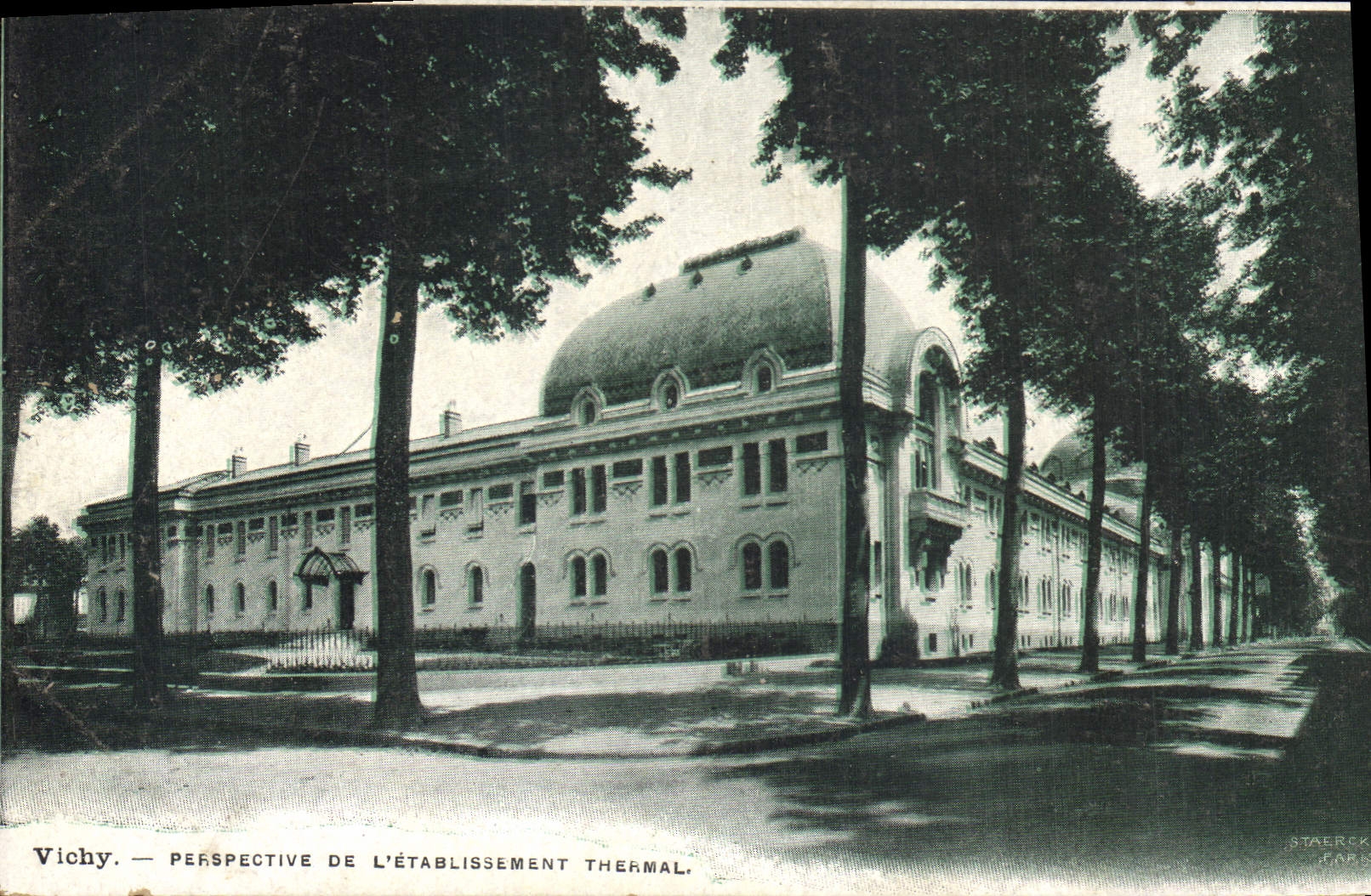 CPA Vichy Perspective de l'Etablissement Thermal 