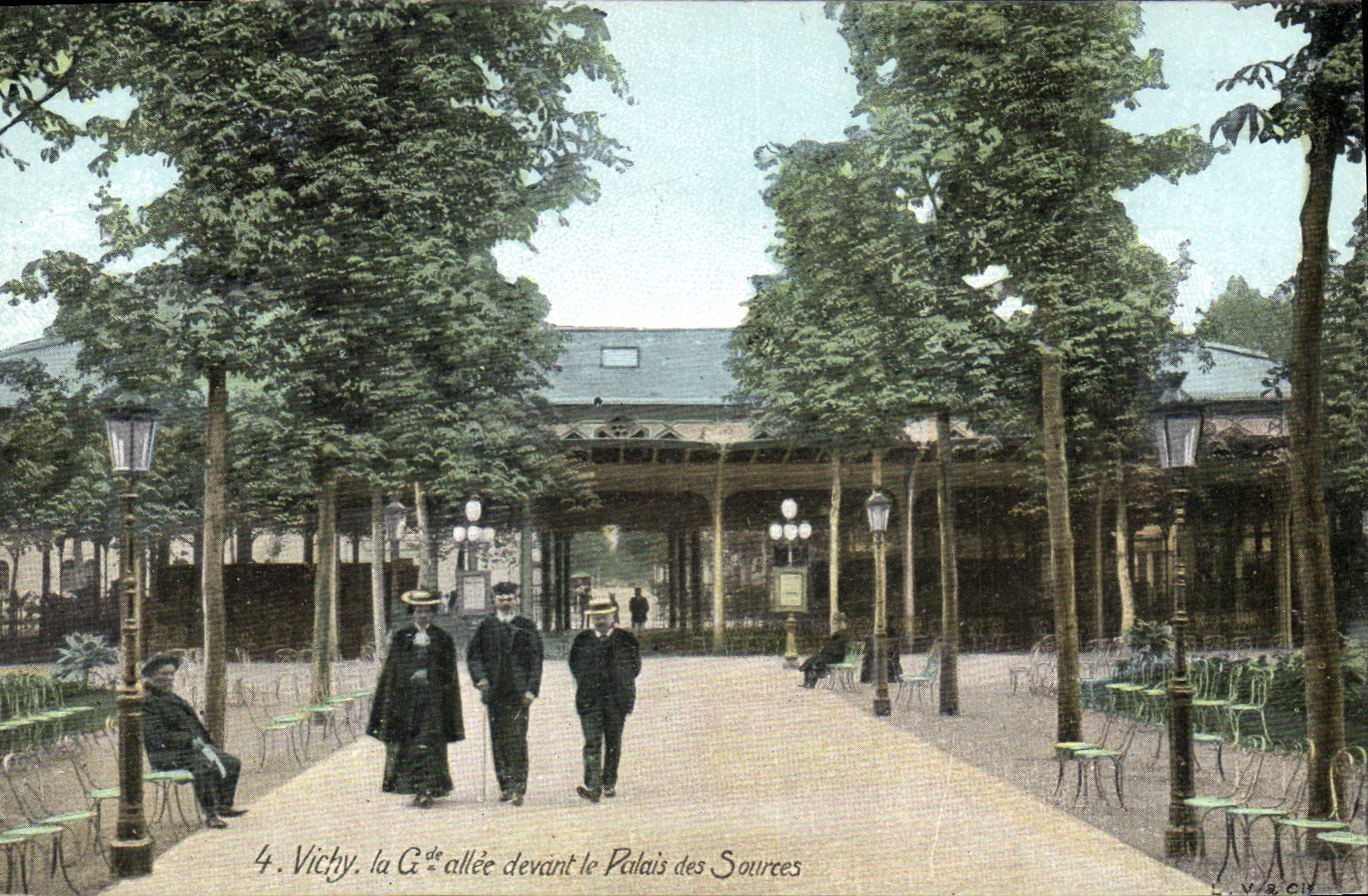 CPA Vichy la Grande allee devant le Palais des Sources 