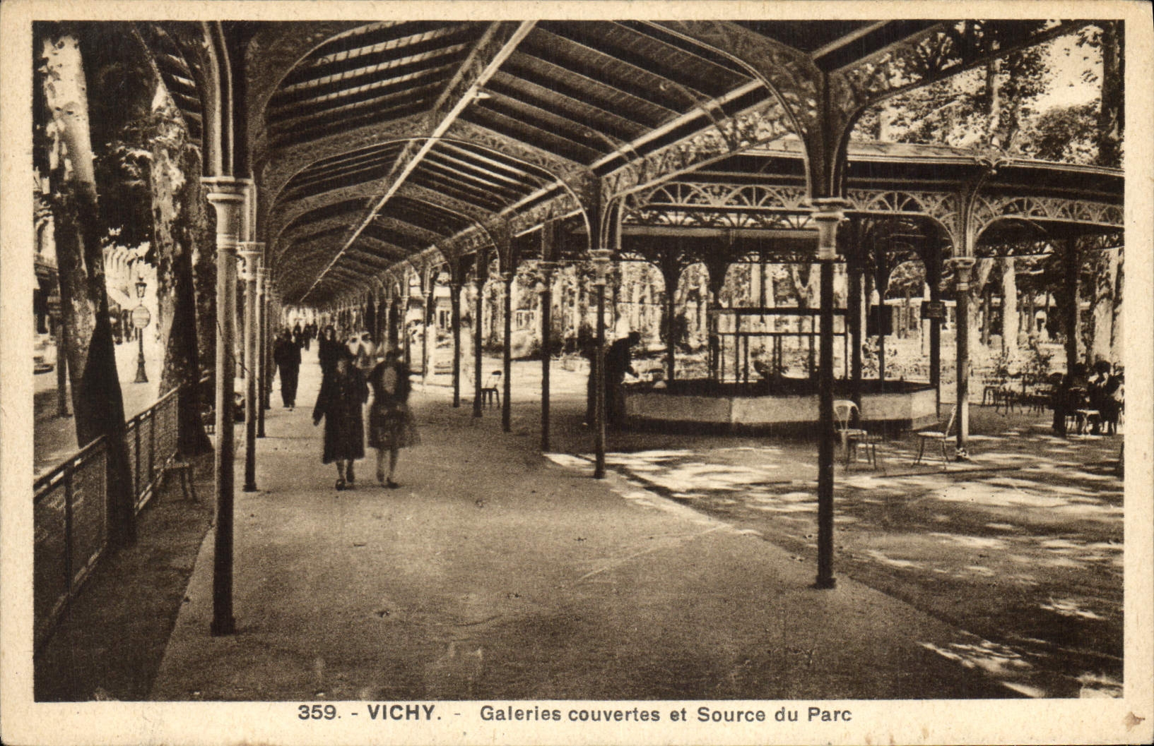 CPA Vichy Galeries couvertes et Source du Parc 
