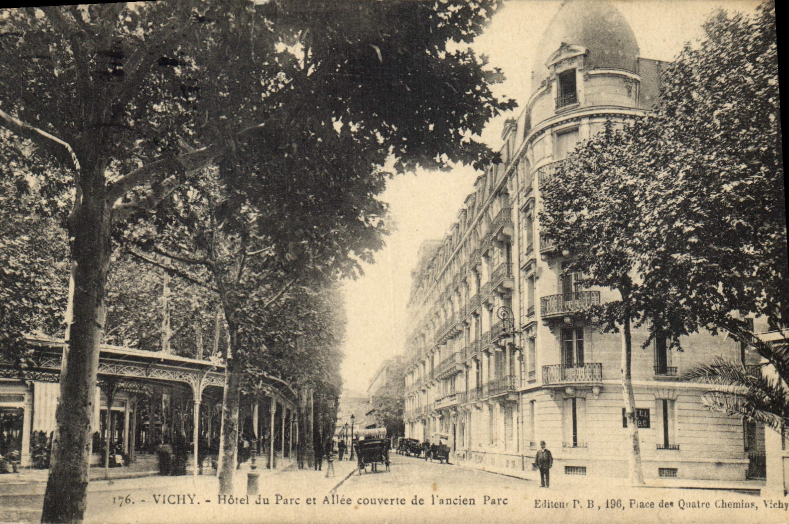 CPA Vichy Hotel du Parc et Allee Couverte de l'ancien Parc 