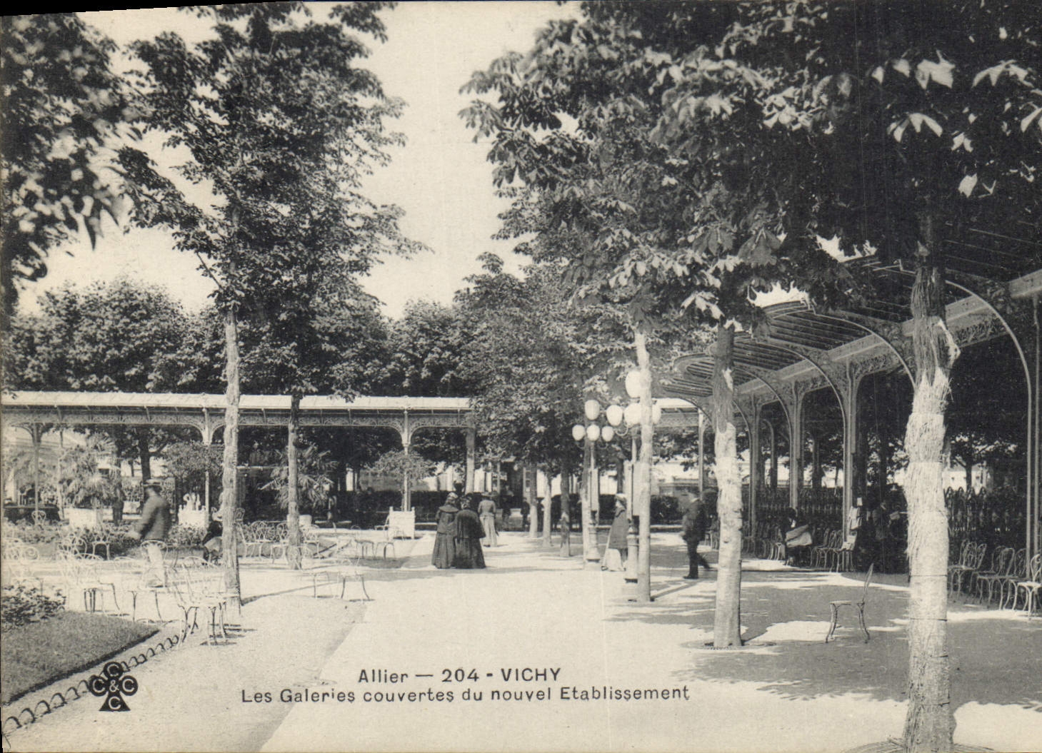 CPA Vichy Les Galeries couvertes du nouvel Etablissement 