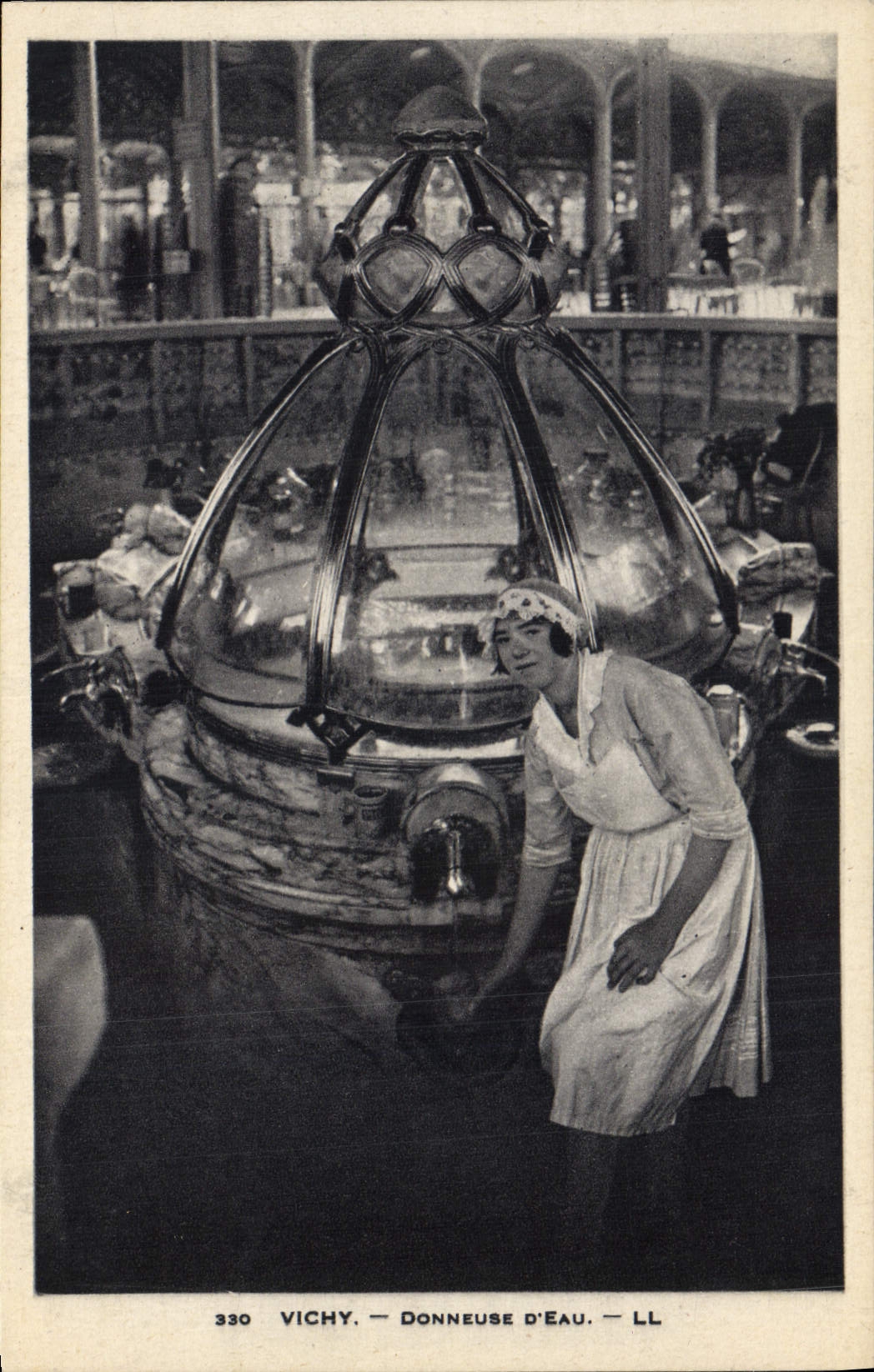 CPA Vichy Donneuse d'Eau 