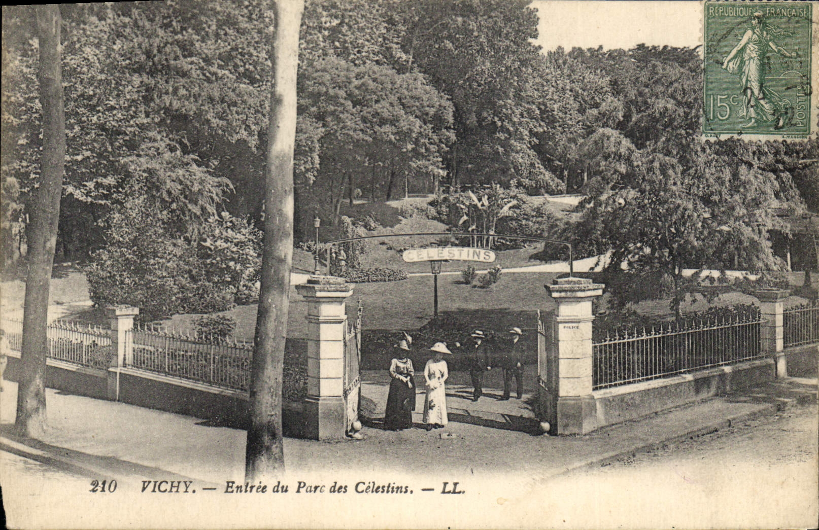 CPA Vichy Entree du Parc des Celestins 
