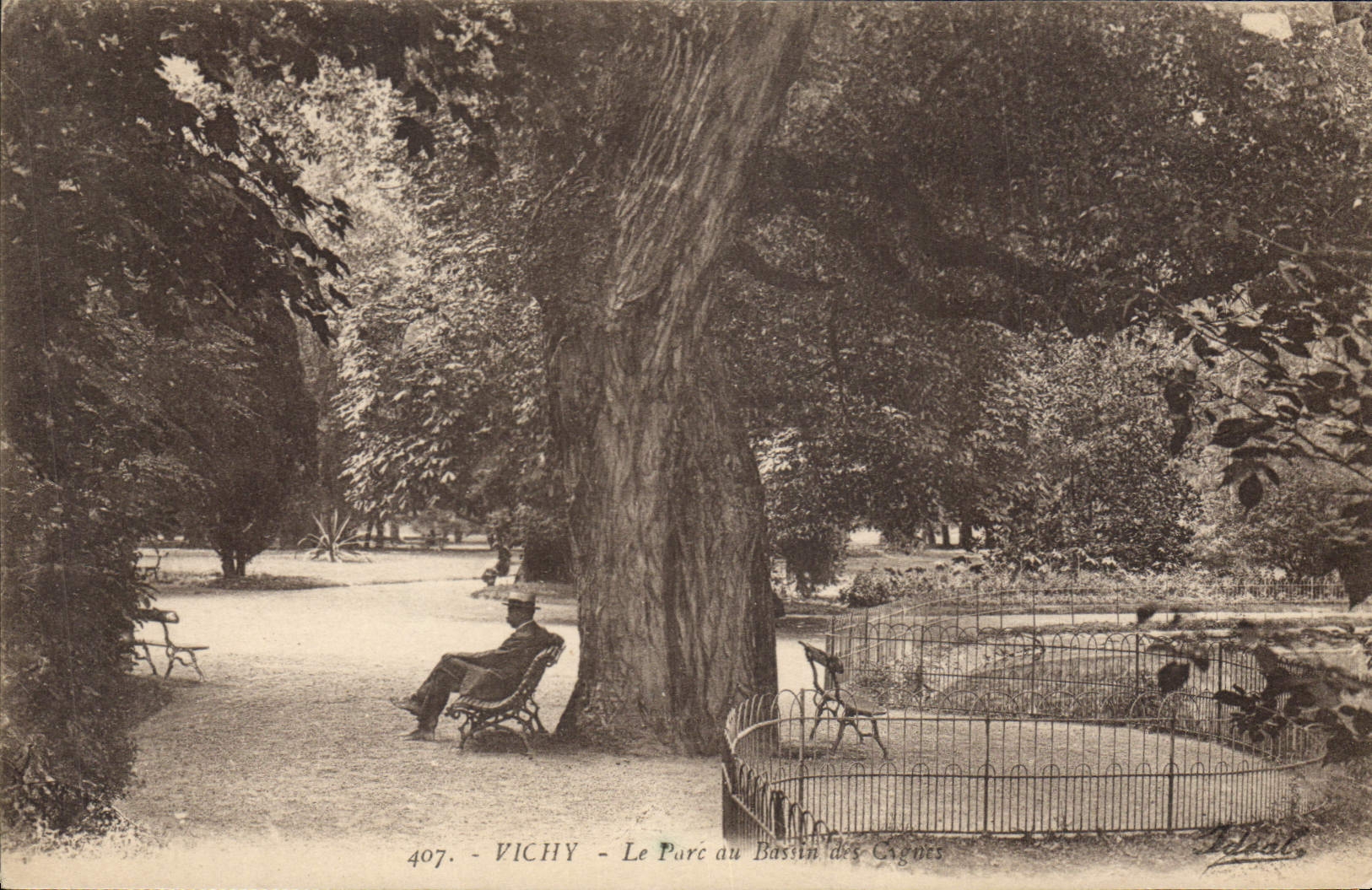 CPA Vichy Le Parc au Bassin 