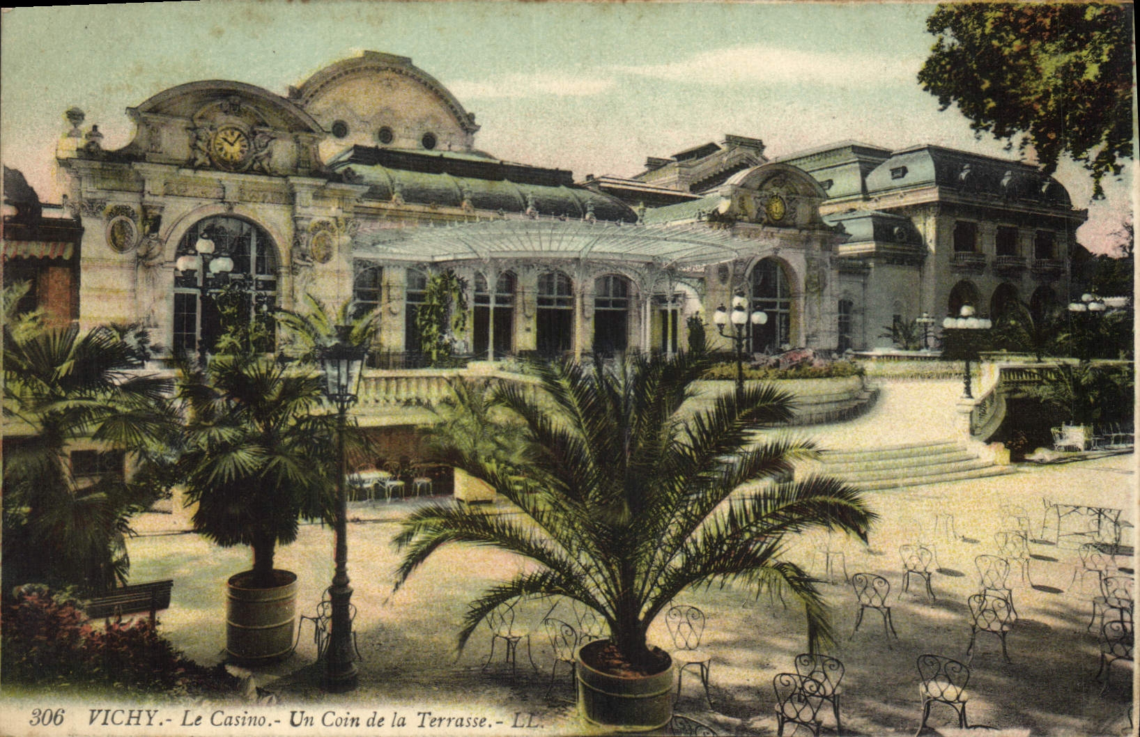 CPA Vichy Le Casino Un coin de la Terrasse 