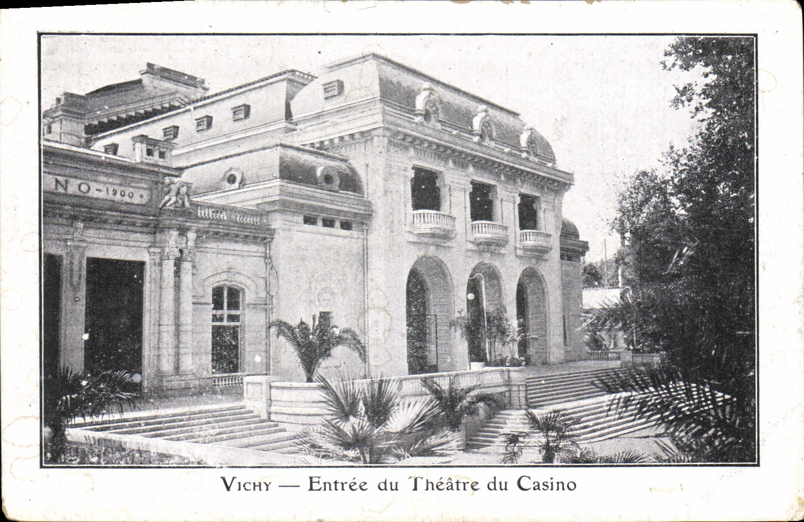 CPA Vichy Entree du Theatre du Casino 