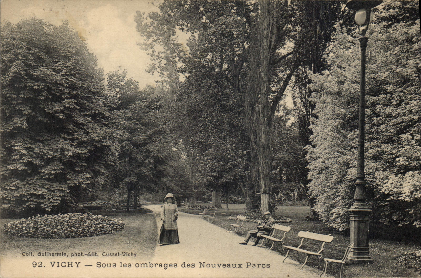 CPA Vichy Sous les ombrages des Nouveaux Parcs 