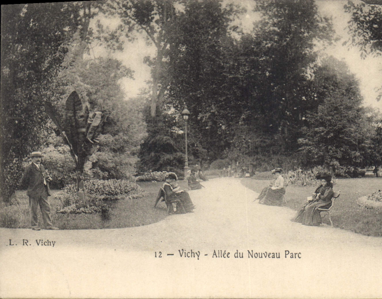 CPA Vichy Allee du Nouveau Parc 