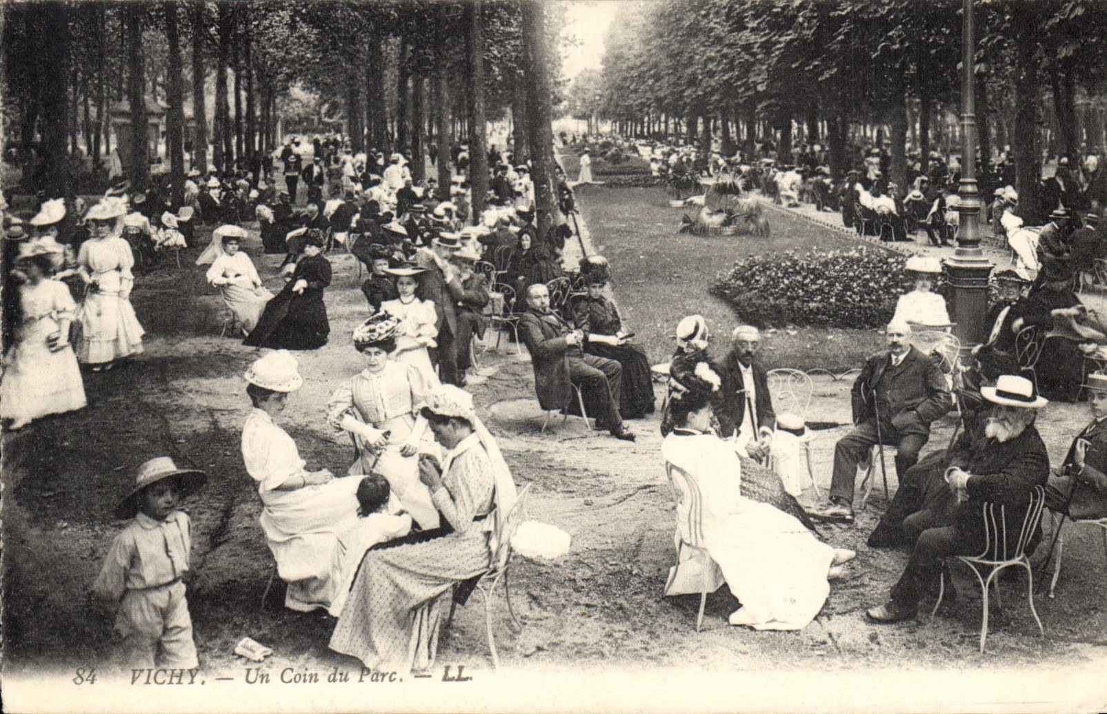 CPA Vichy Un coin du Parc 