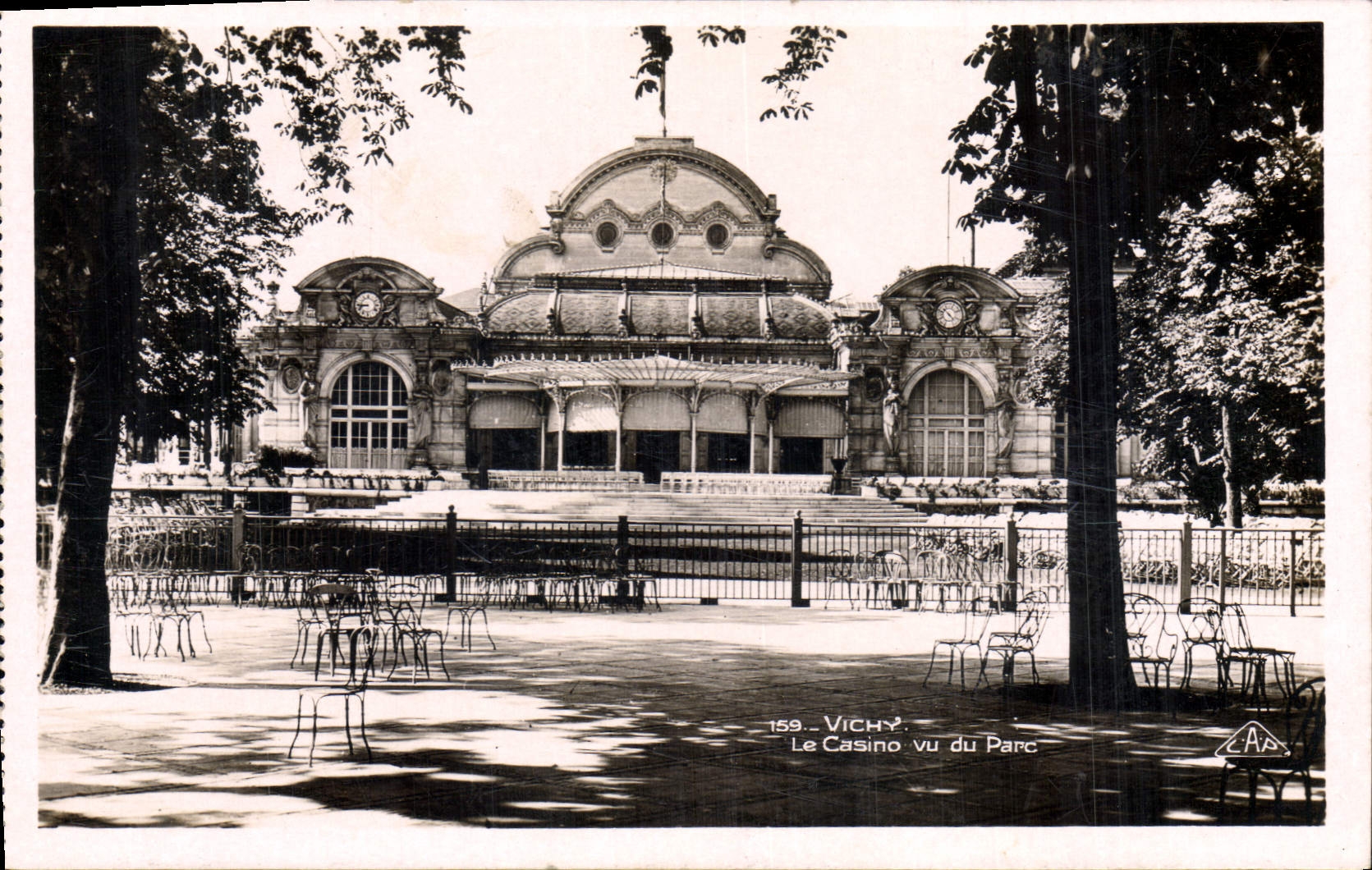 CPA Vichy Le Casino vu du Parc 