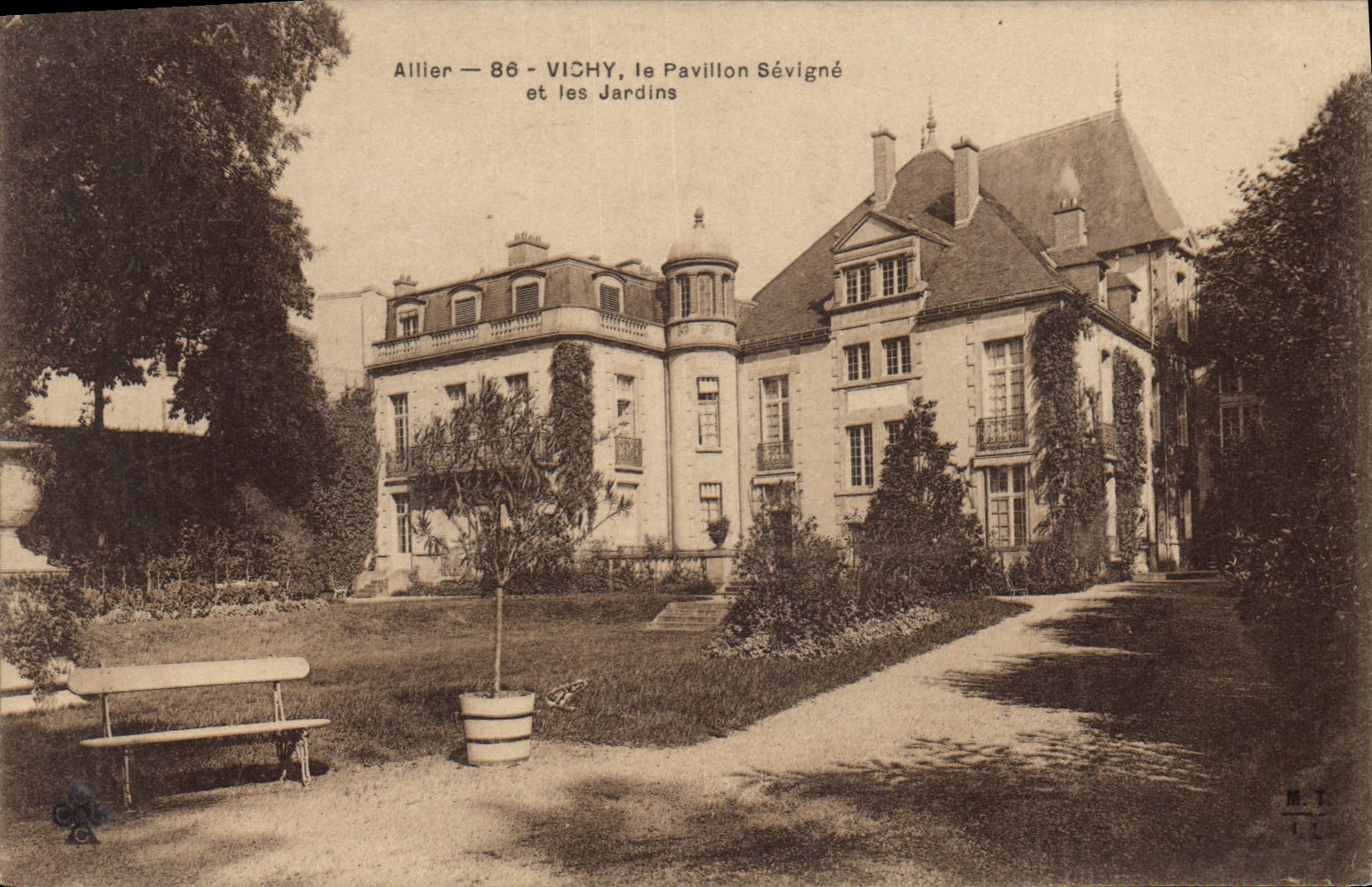 CPA Vichy le Pavillon Sevigne et les Jardins 