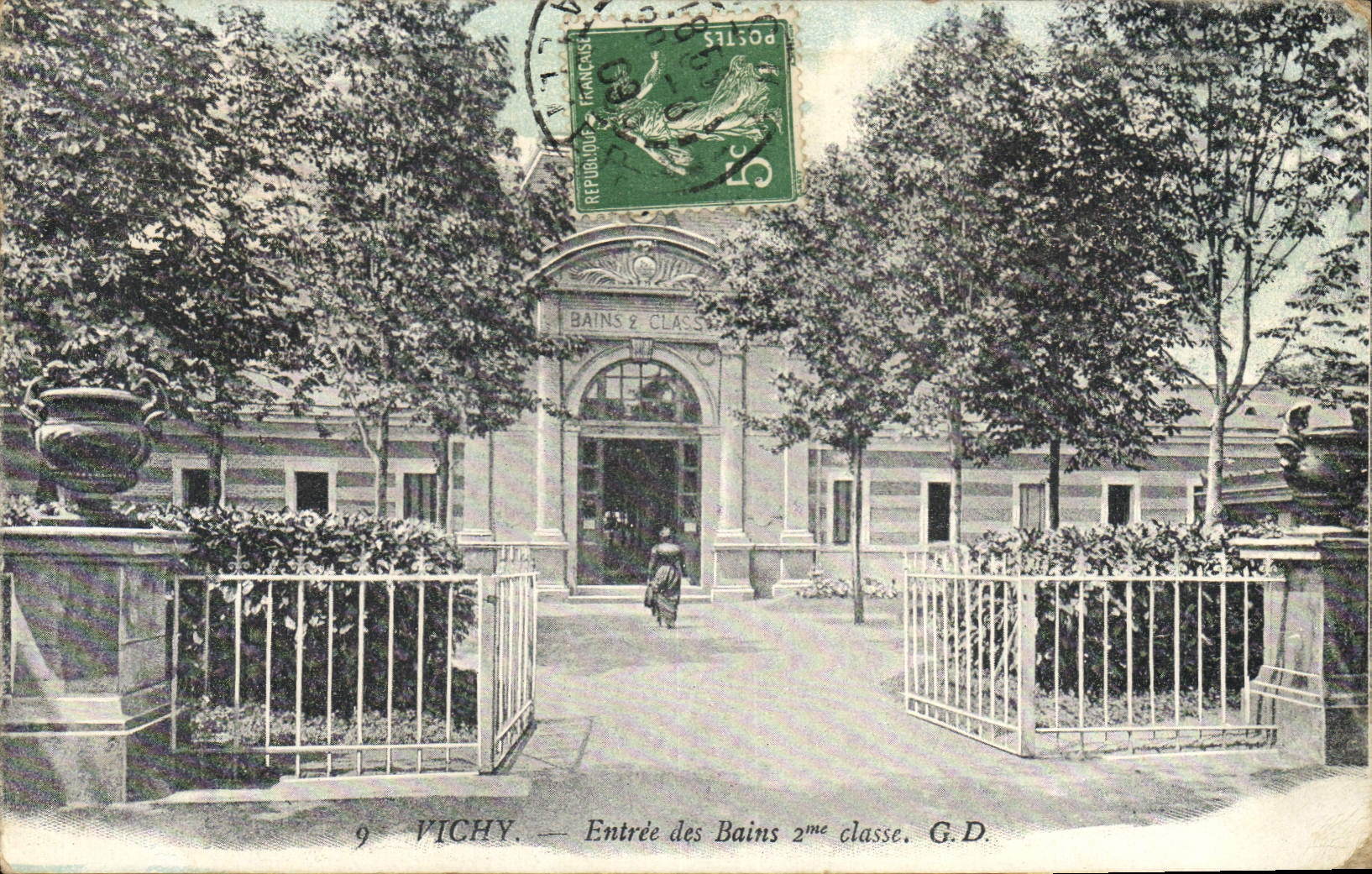CPA Vichy Entree des Bains 2 classe 