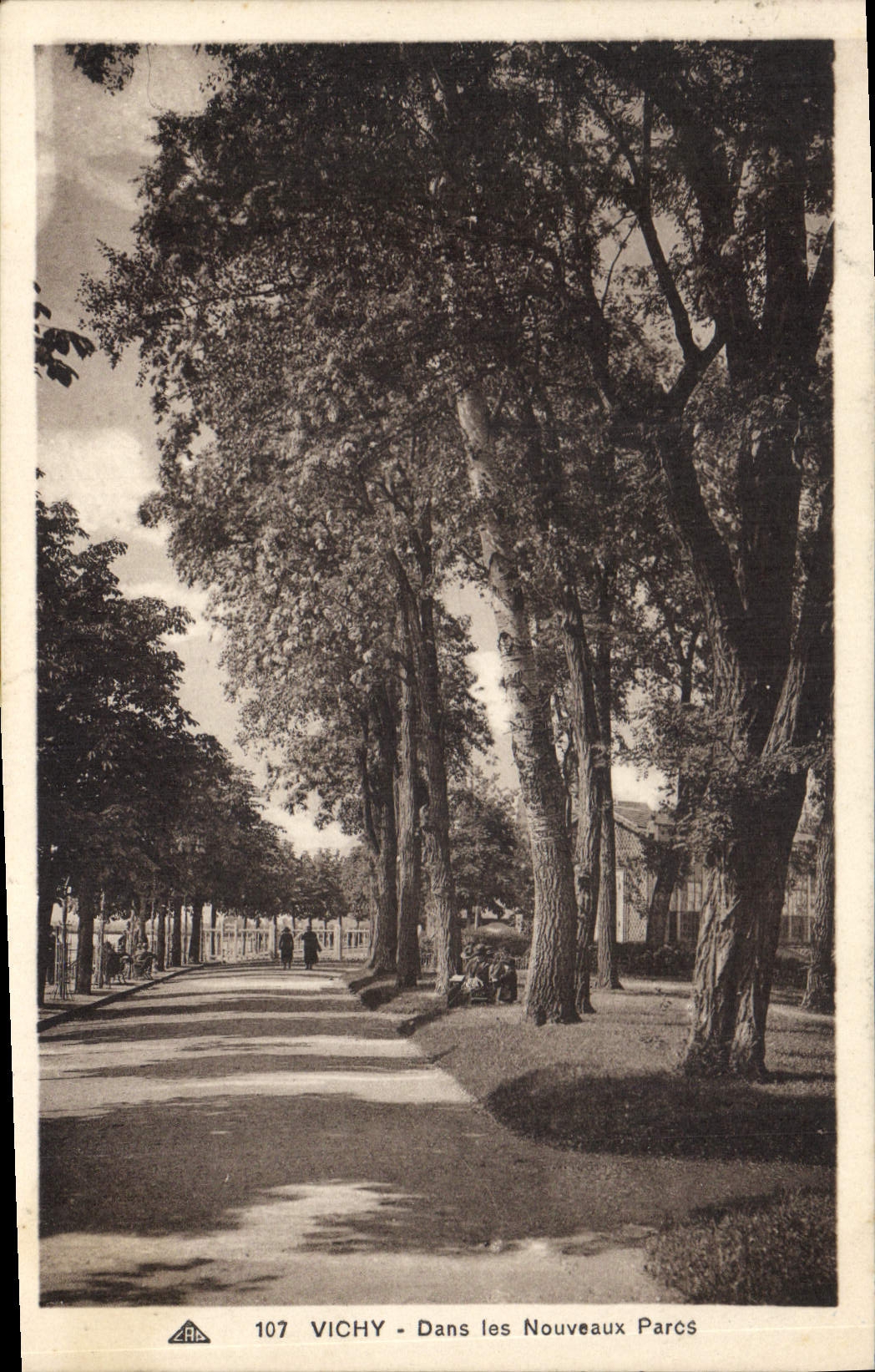 CPA Vichy Dans les Nouveaux Parcs 