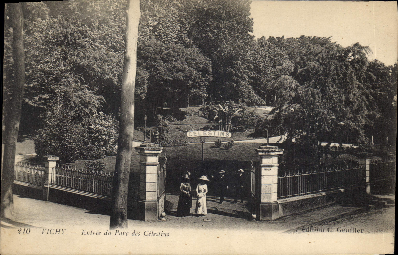 CPA Vichy Entree du Parc des Celestins 