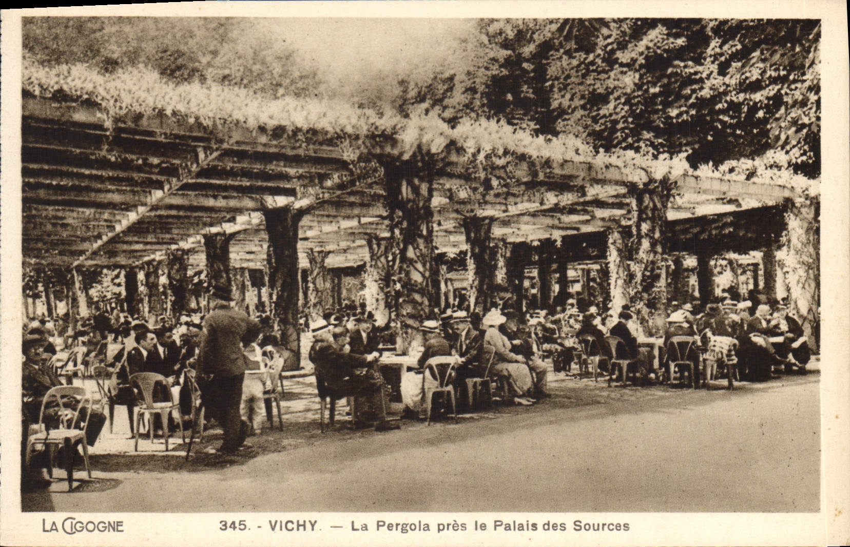 CPA Vichy La Pergola pres le Palais des Sources 
