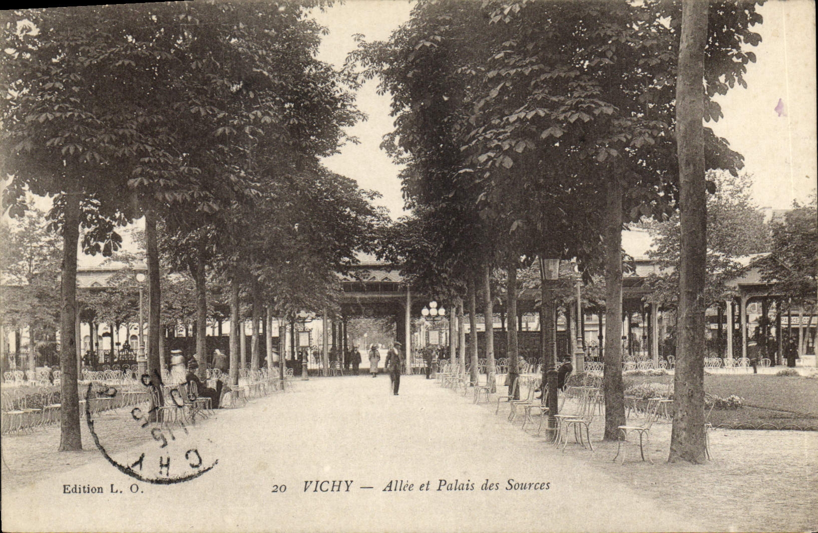 CPA Vichy Allee et Palais des Sources 