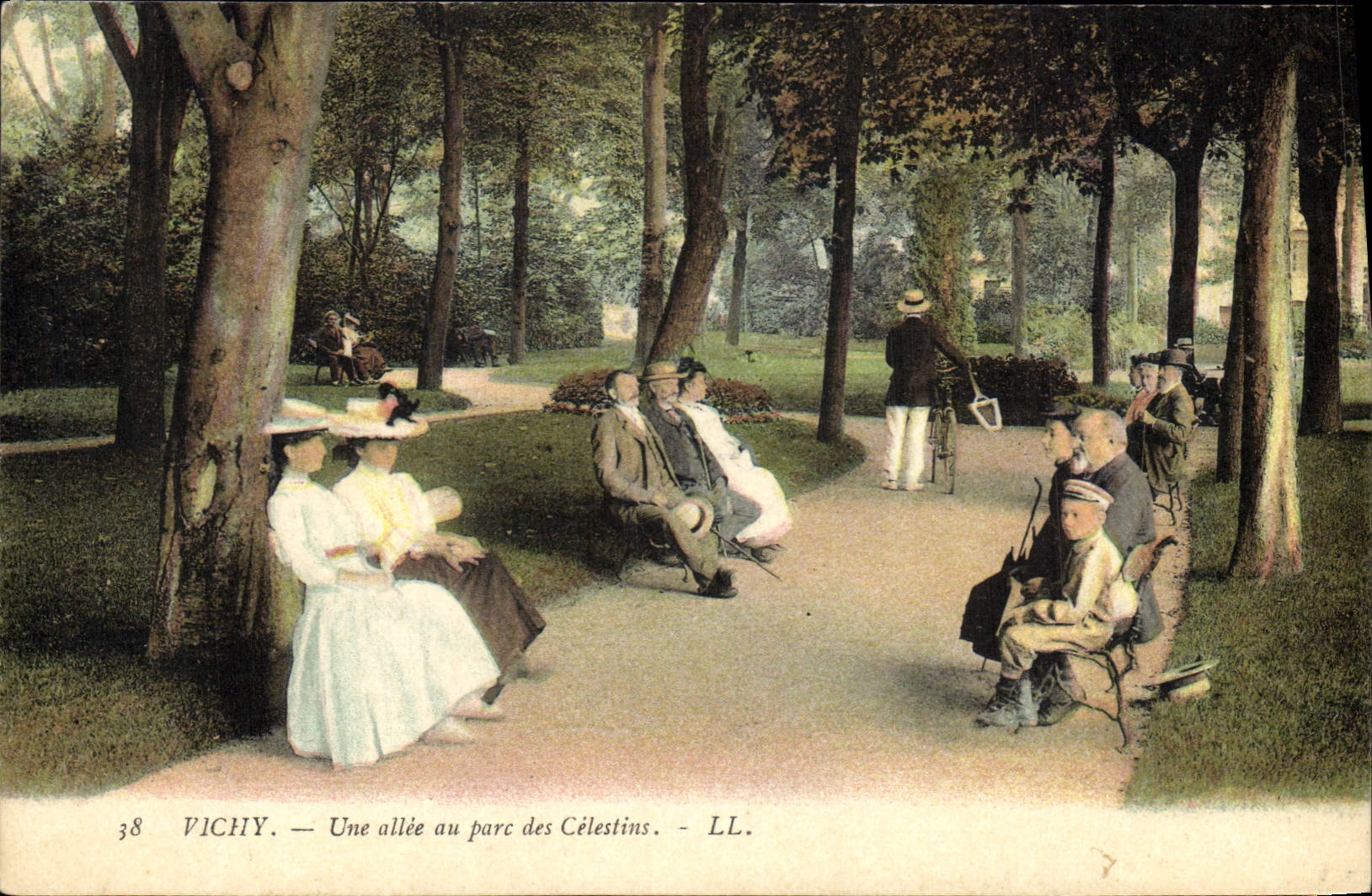 CPA Vichy Une allee au parc des Celestins 