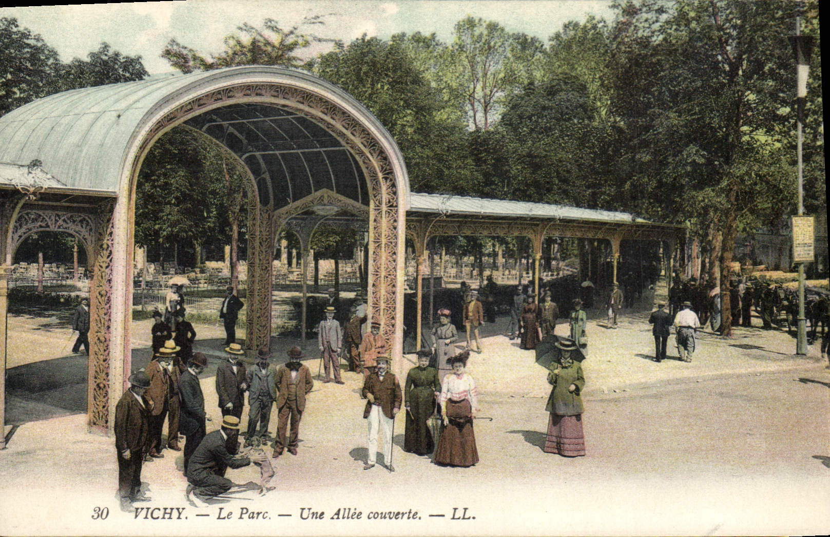 CPA Vichy Le Parc Une Allee couverte 