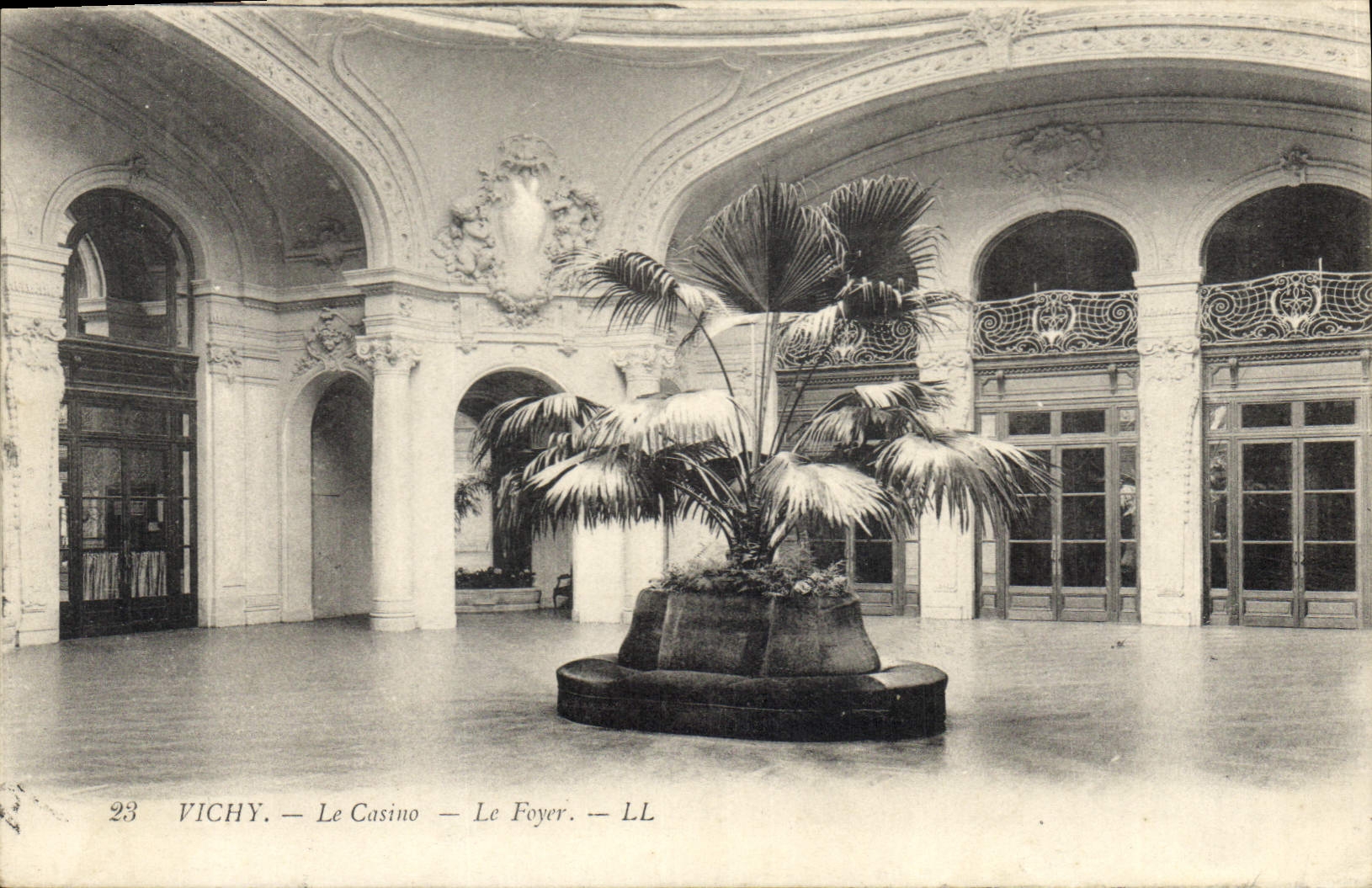 CPA Vichy Le Casino Le Foyer 