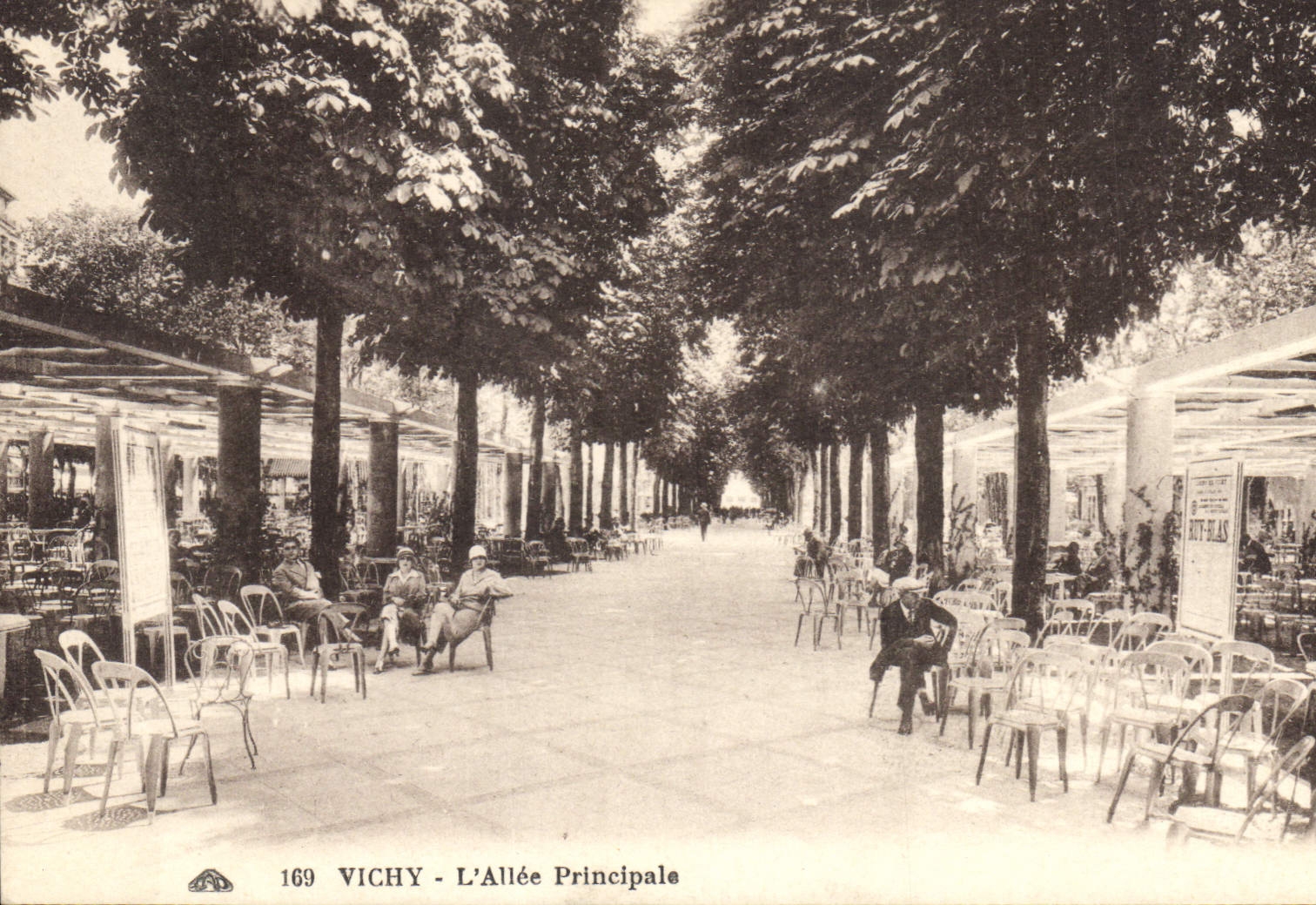 CPA Vichy L'Allee Principale 