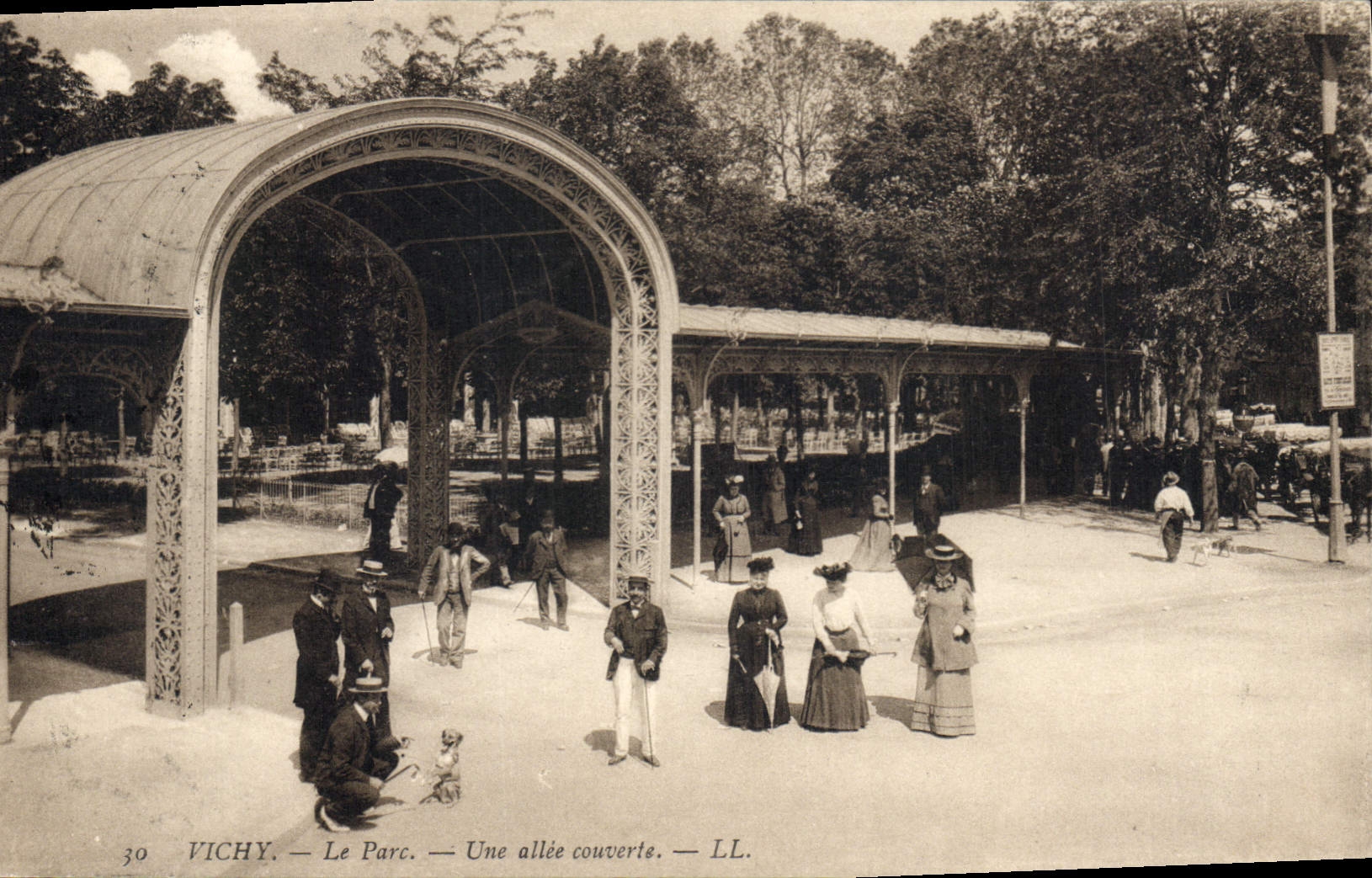 CPA Vichy Le Parc Une allee couverte 