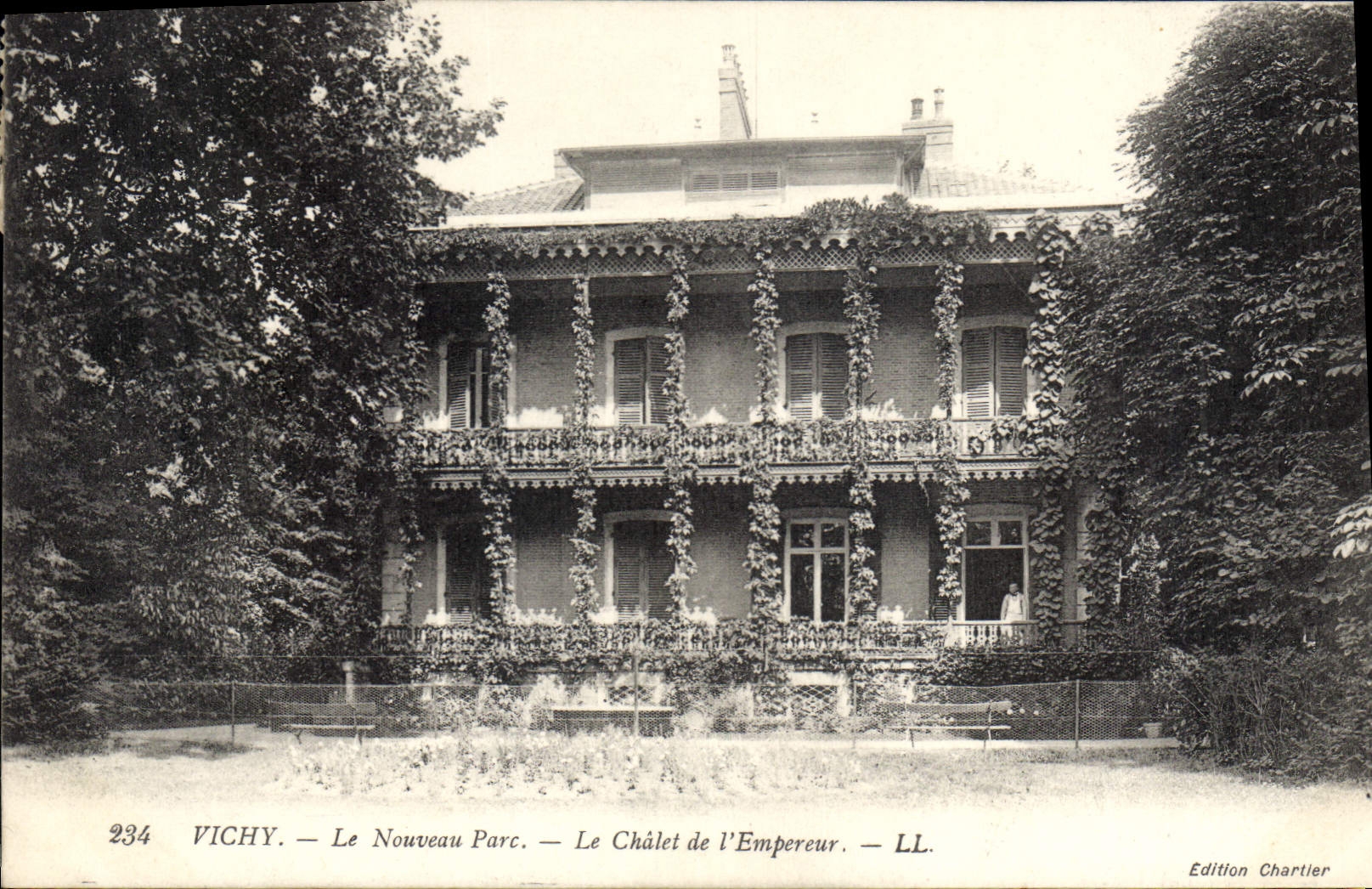 CPA Vichy Le Nouveau Parc Le Chalet de l'Empereur 