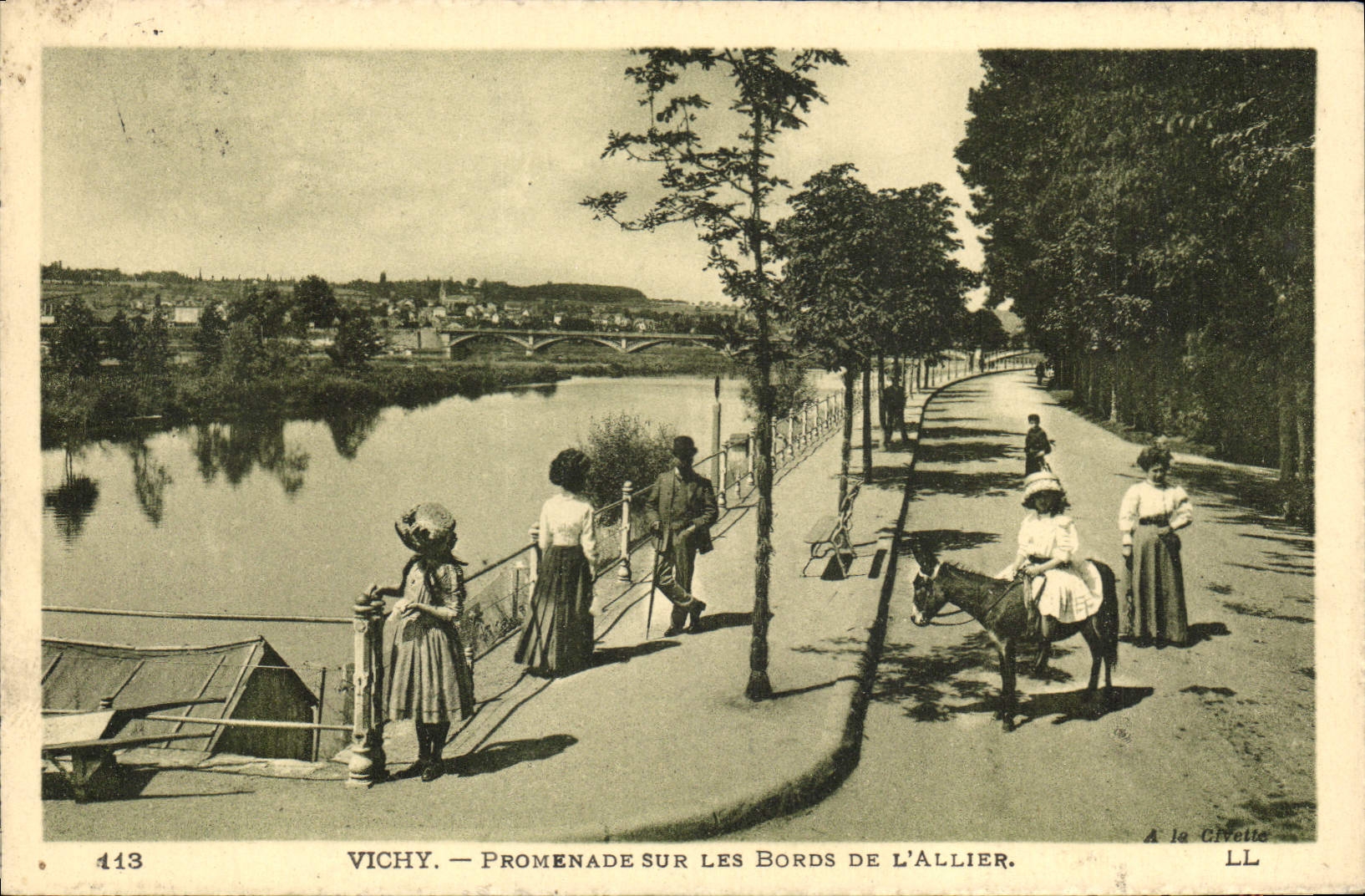 CPA Vichy Promenade sur les Bords de l'Allier Ane Mule