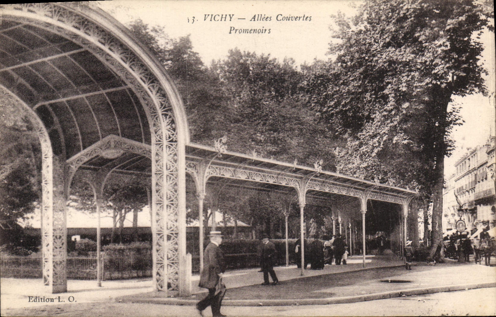CPA Vichy Allees Couvertes Promenoirs 