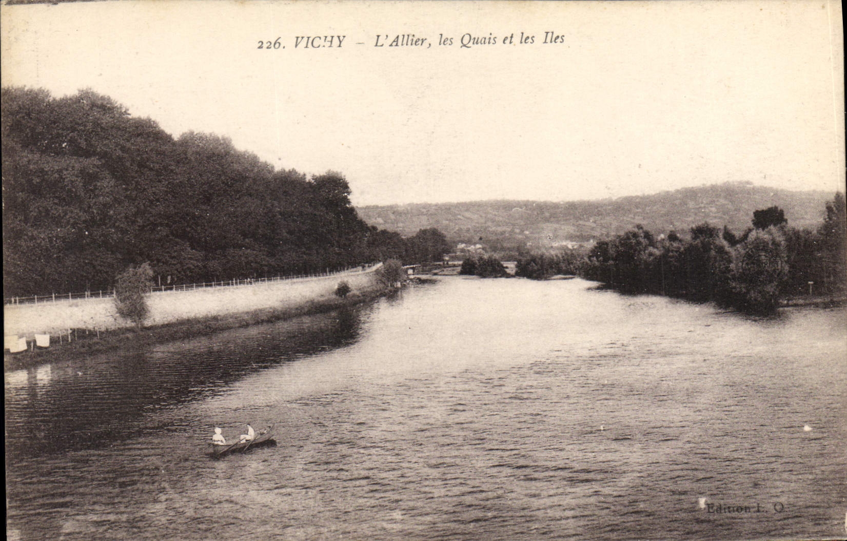 CPA Vichy L'Allier les Quais et les Iles 
