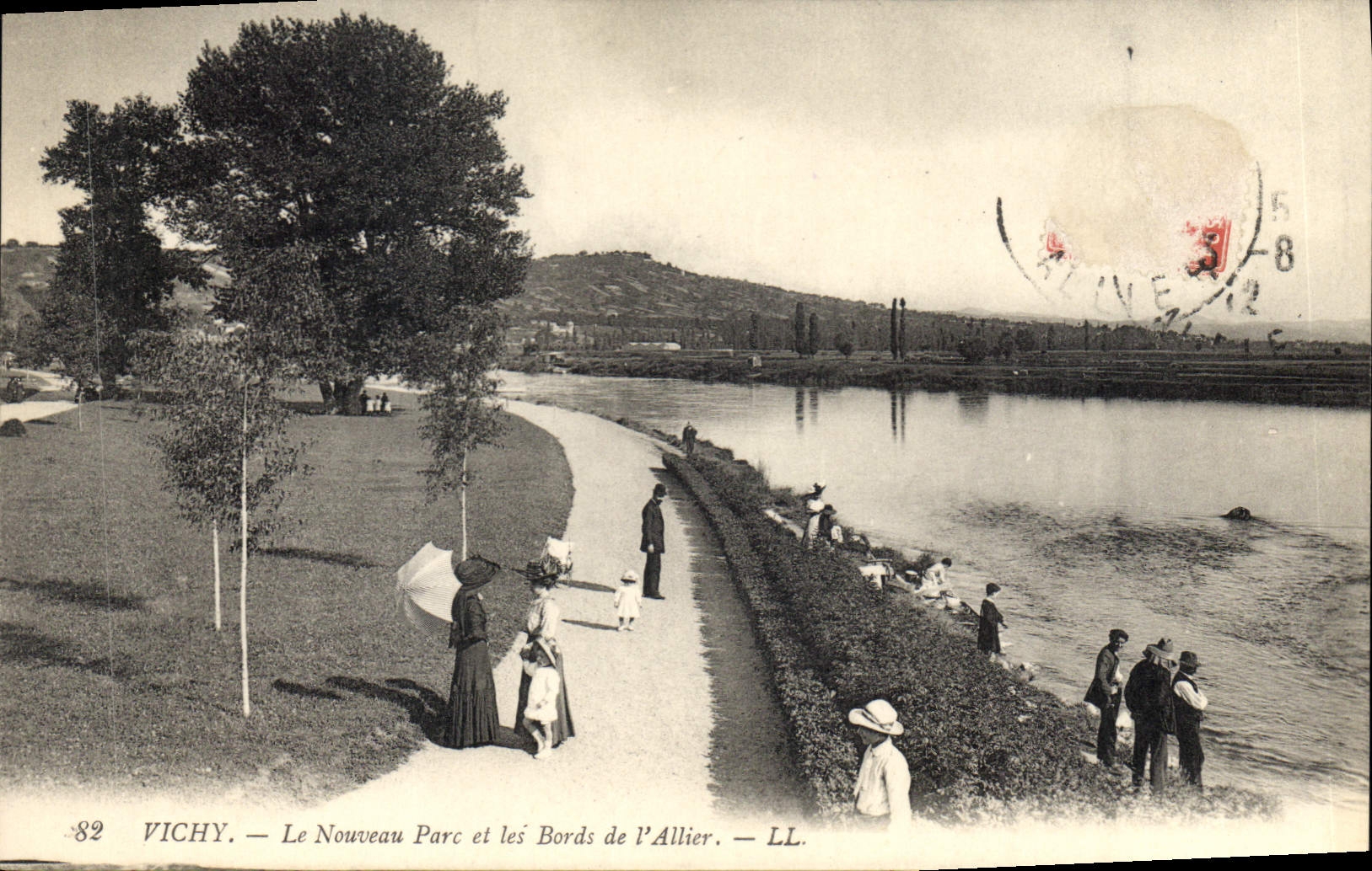 CPA Vichy Le Nouveau Parc et les Bords de l'Allier 