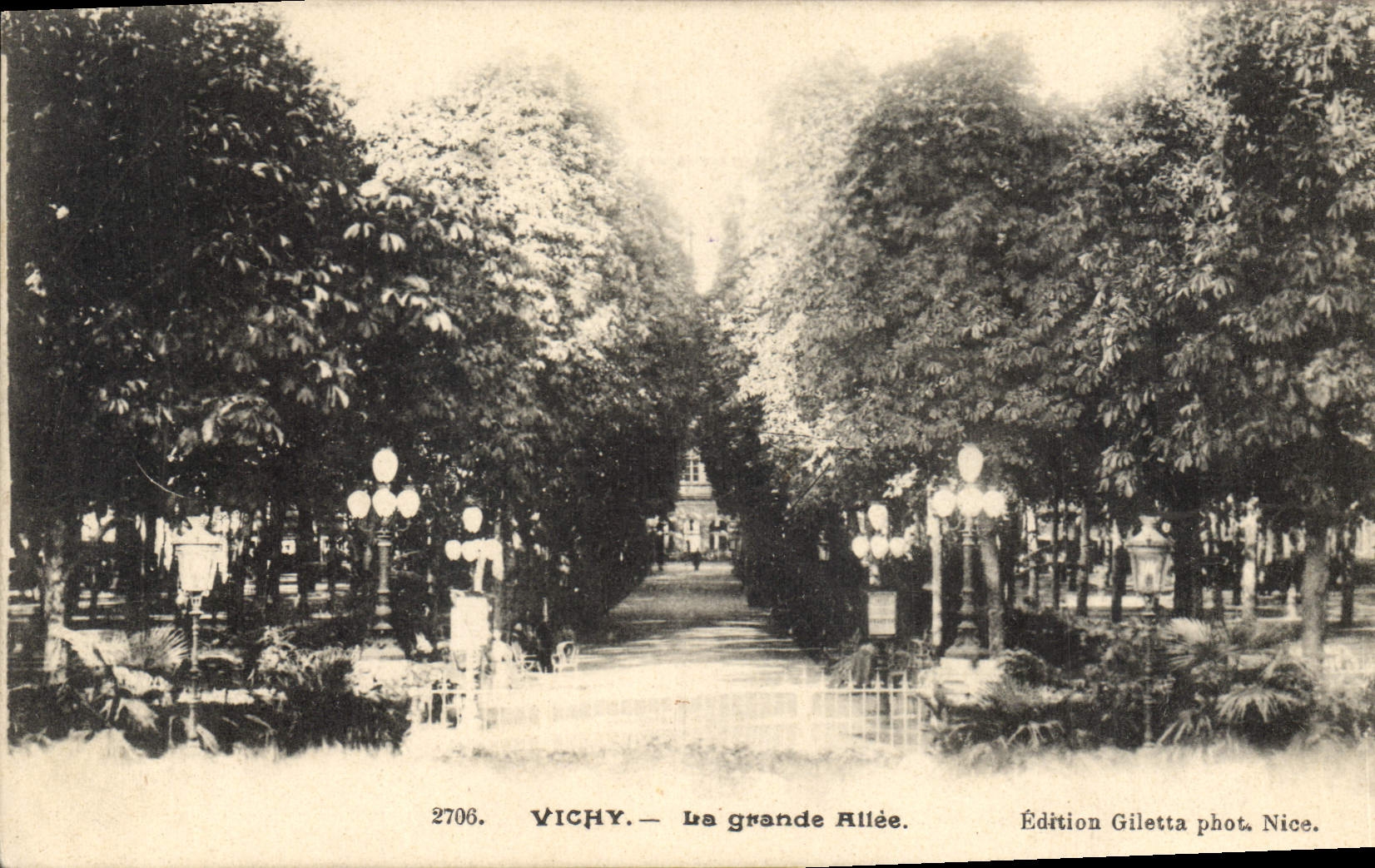 CPA Vichy La grande Allee 