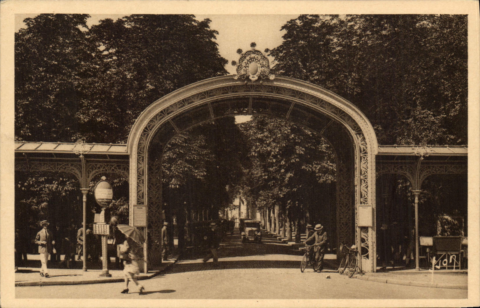 CPA Vichy l'Allier Rue de Casino 