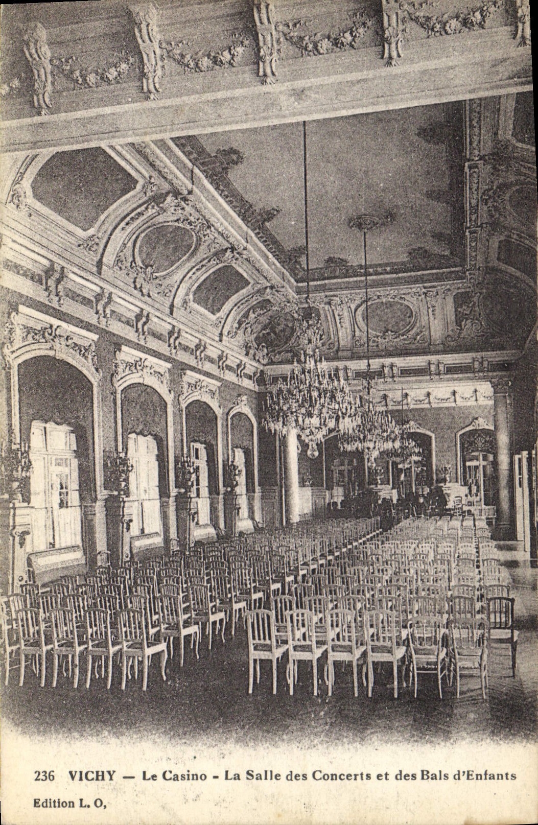 CPA Vichy Le Casino La Salle des Concerts et des Bals d'Enfants 