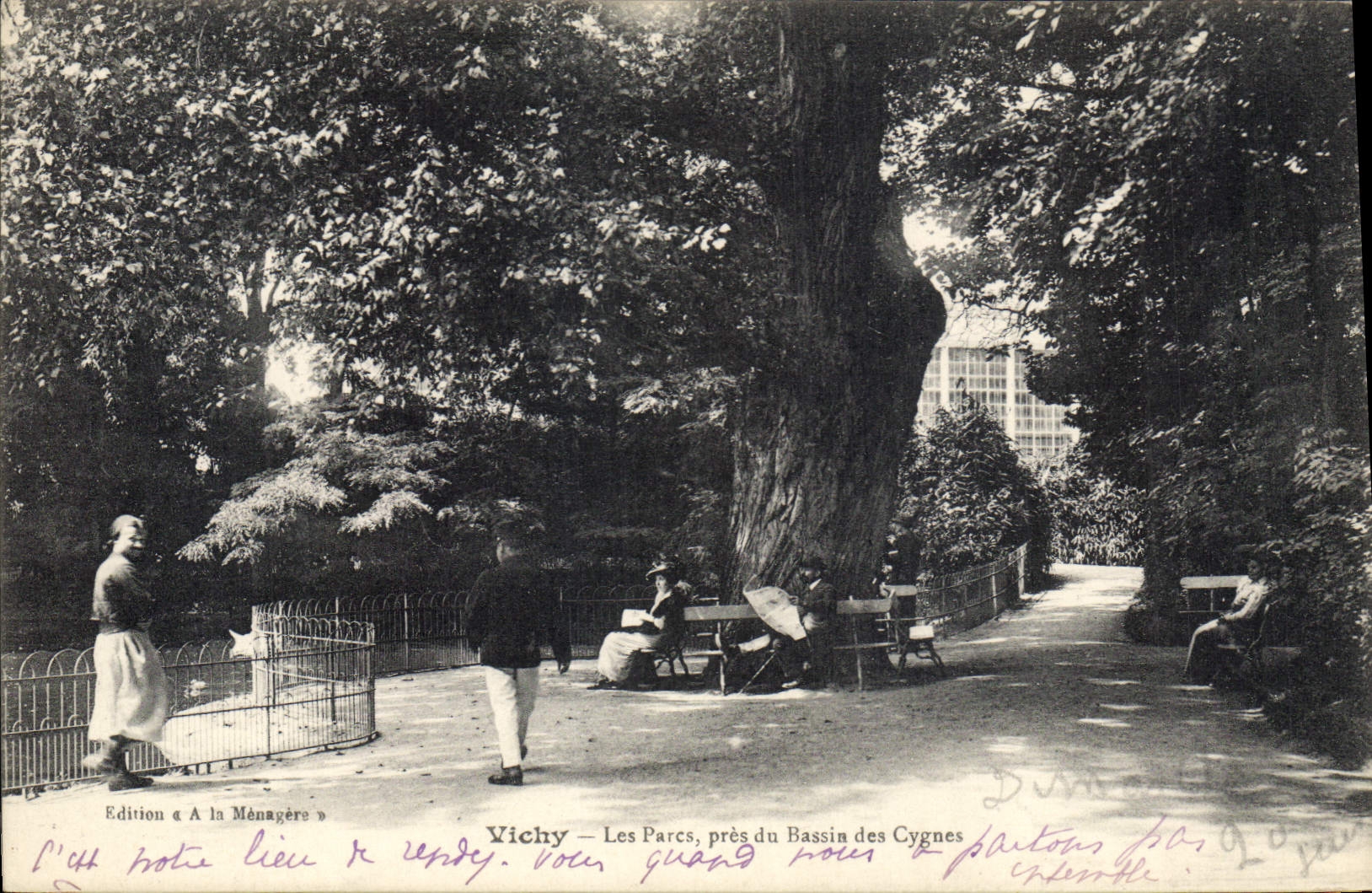 CPA Vichy Les Parcs pres du Bassin des Cygnes 