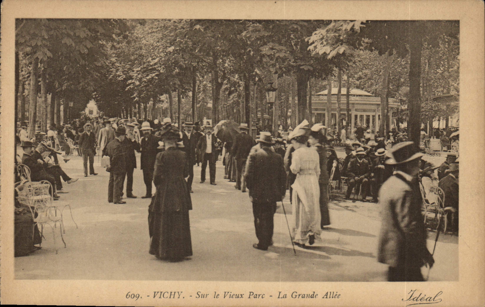 CPA Vichy Sur le Vieux Parc La Grande Allee 