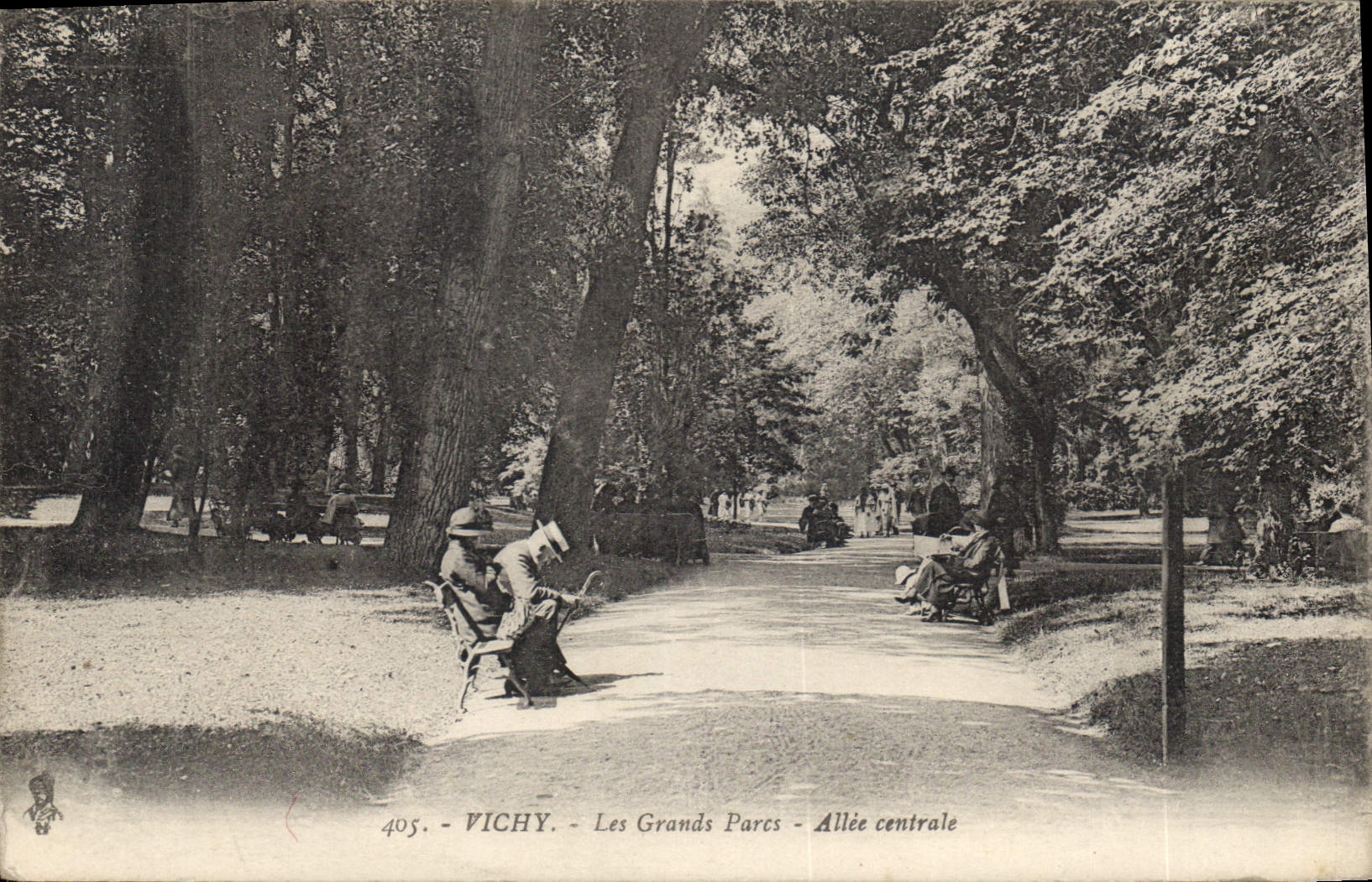 CPA Vichy Les Grands Parcs Allee centrale 