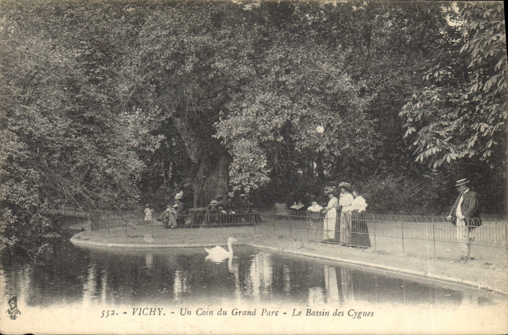 CPA Vichy Un coin du Grand Parc Le Bassin des Cygnes 