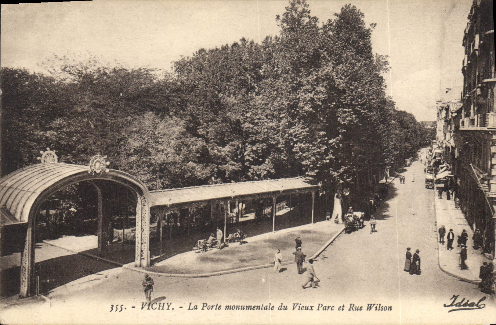 CPA Vichy La Porte monumentale du Vieux Parc et Rue Wilson 