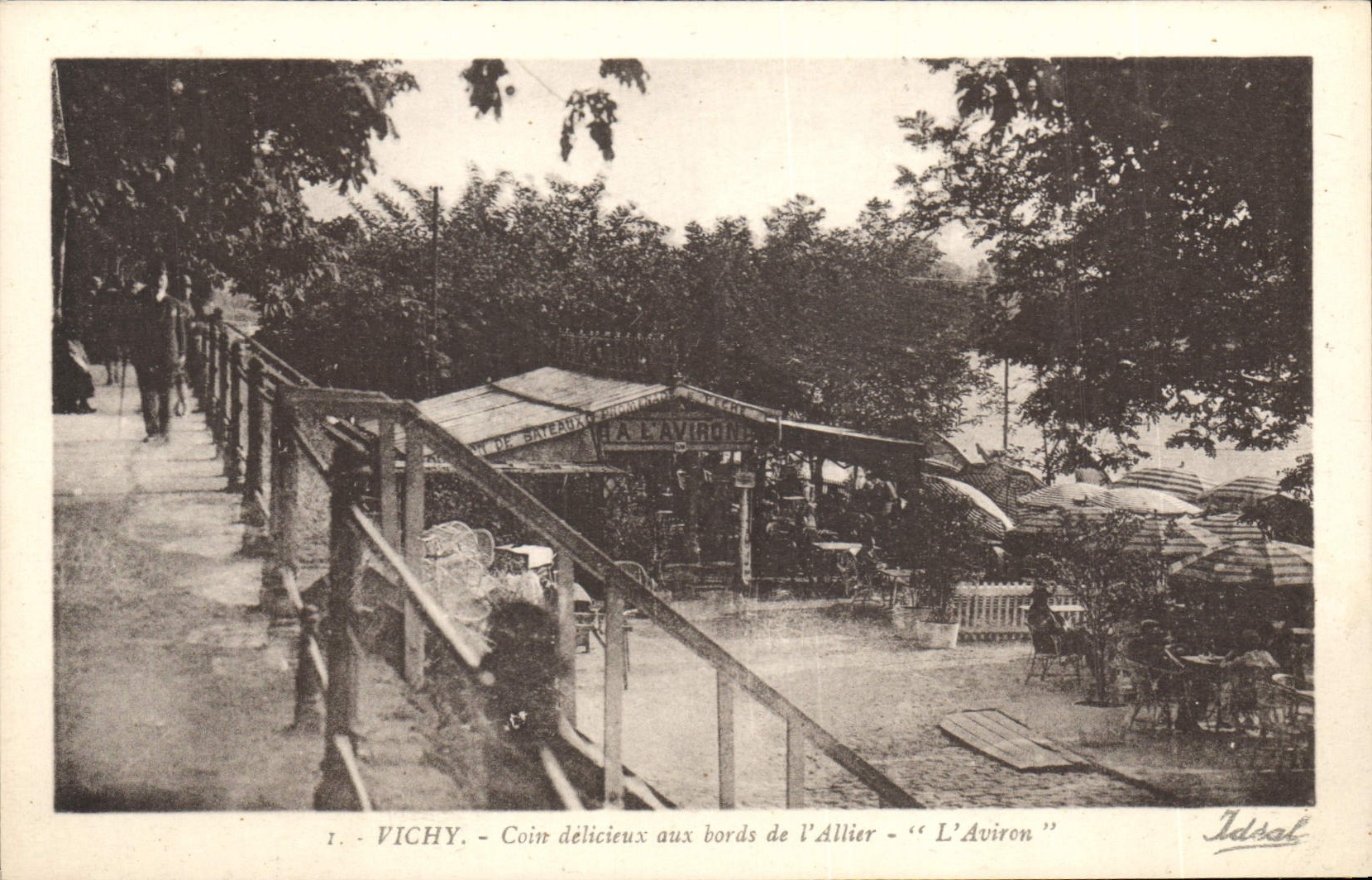 CPA Vichy Coin delicieux aux bords de l'Allier L'aviron