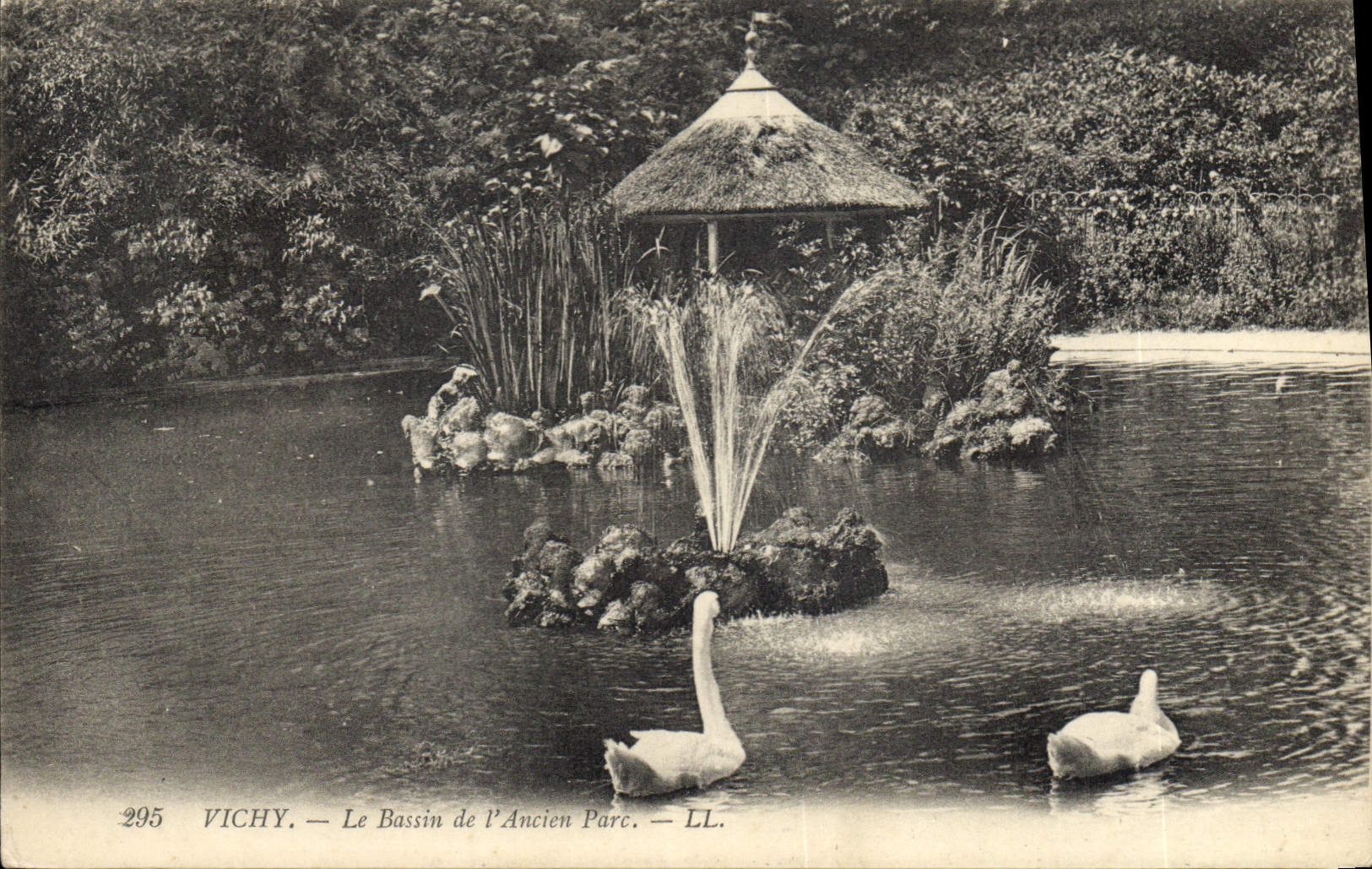 CPA Vichy Le Bassin de l'Ancien Parc 