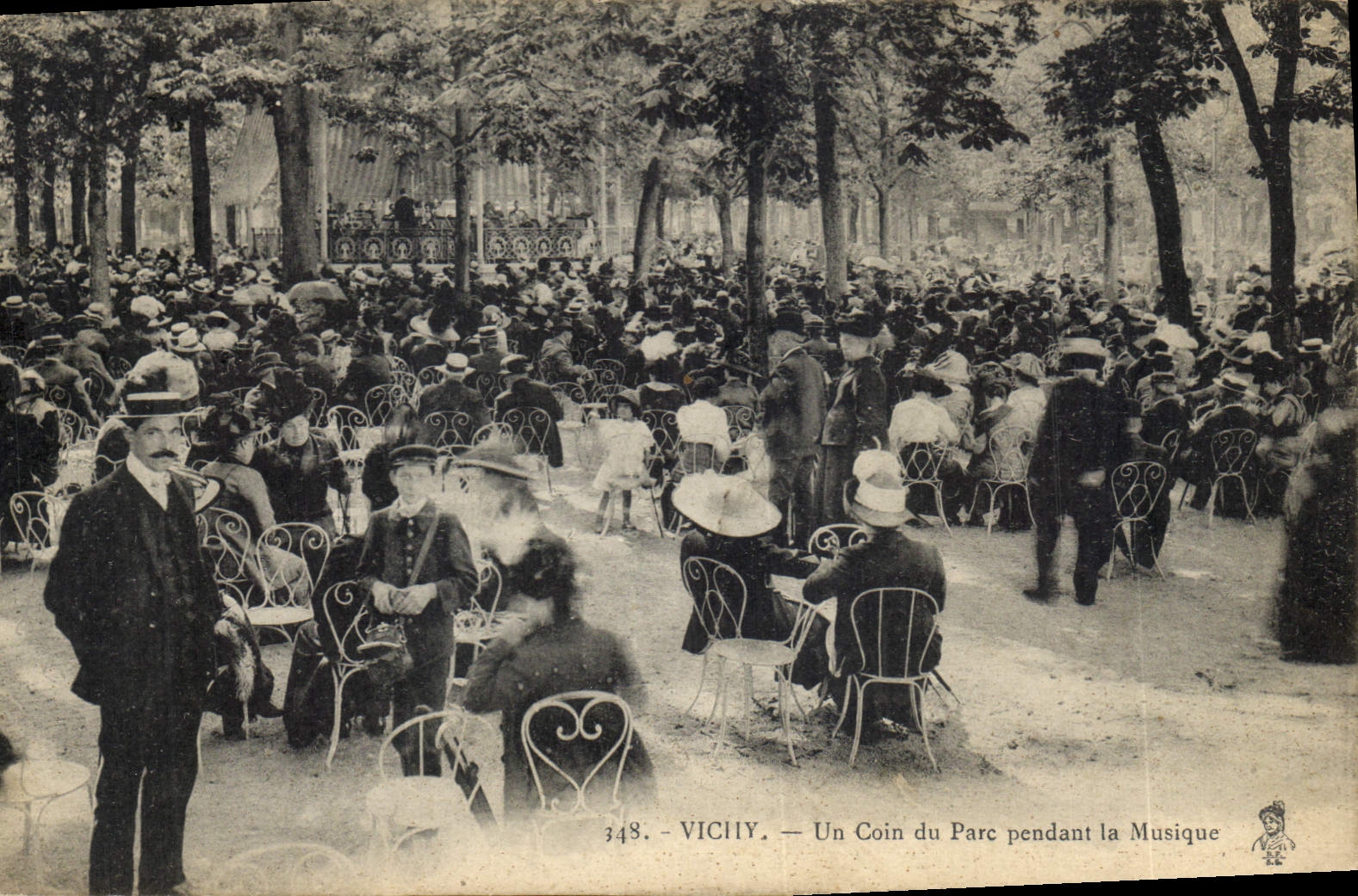 CPA Vichy Un Coin du Parc pendant la Musique 