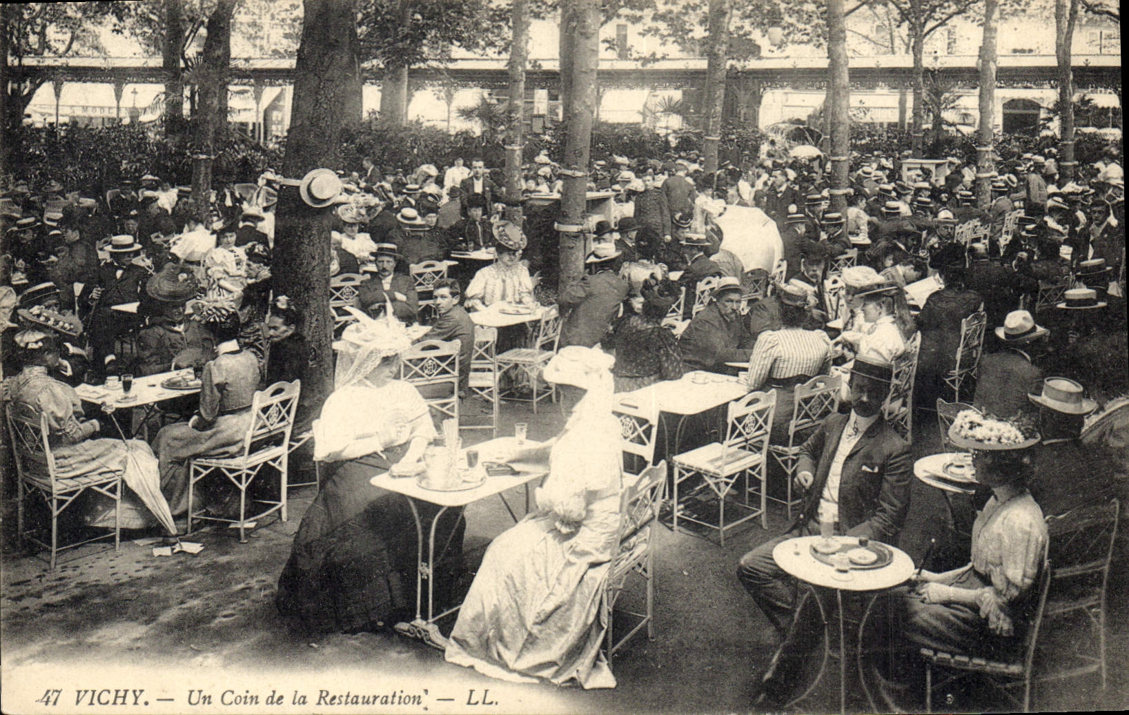 CPA Vichy Un Coin de la Reatauration 