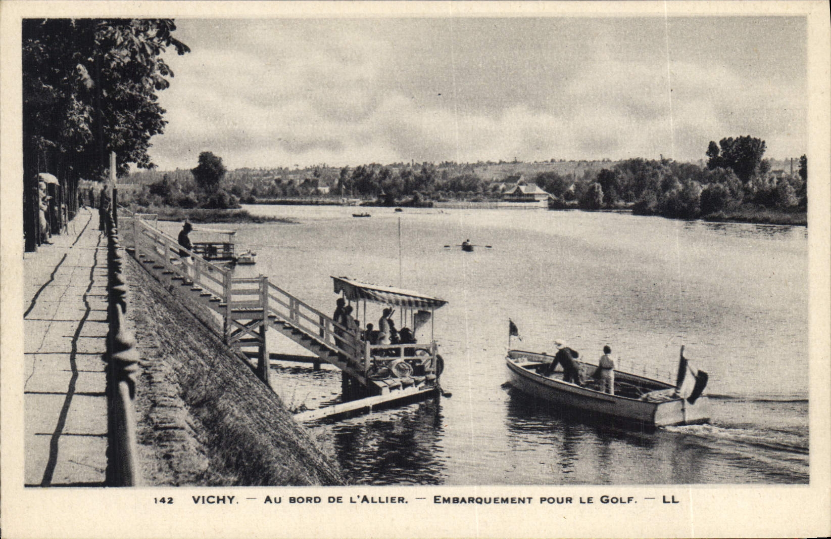 CPA Vichy Au bord de l'Allier Embarquement pour le Golf 