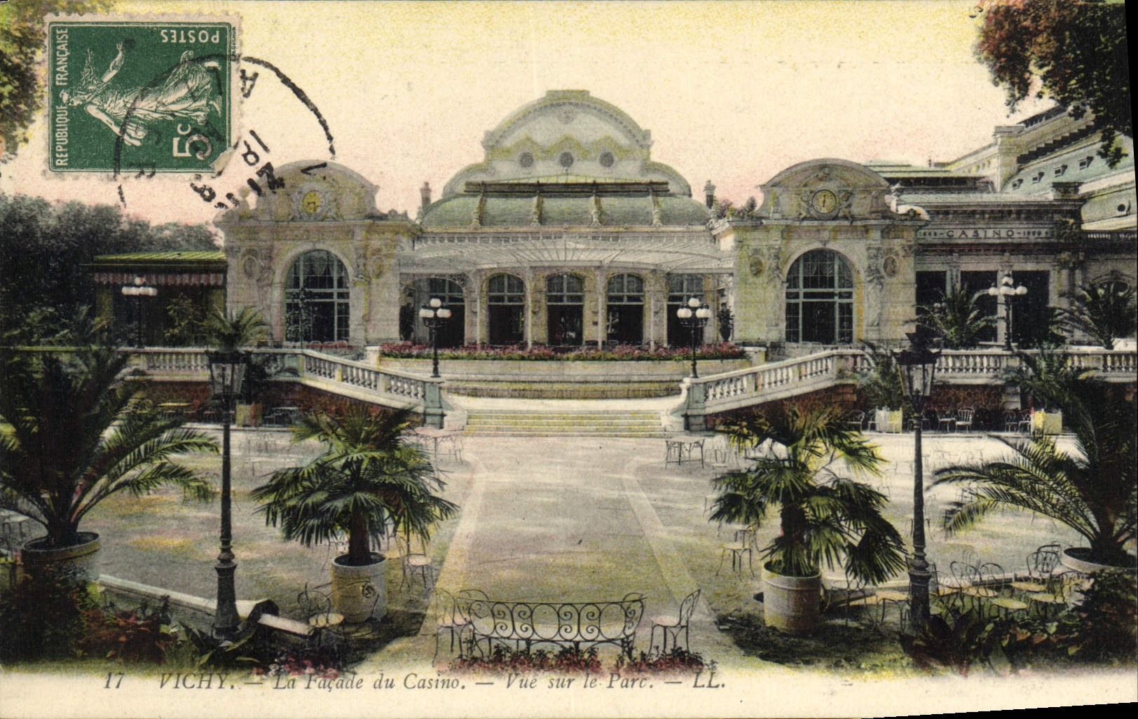 CPA Vichy La Facade du Casino Vue sur le Parc 